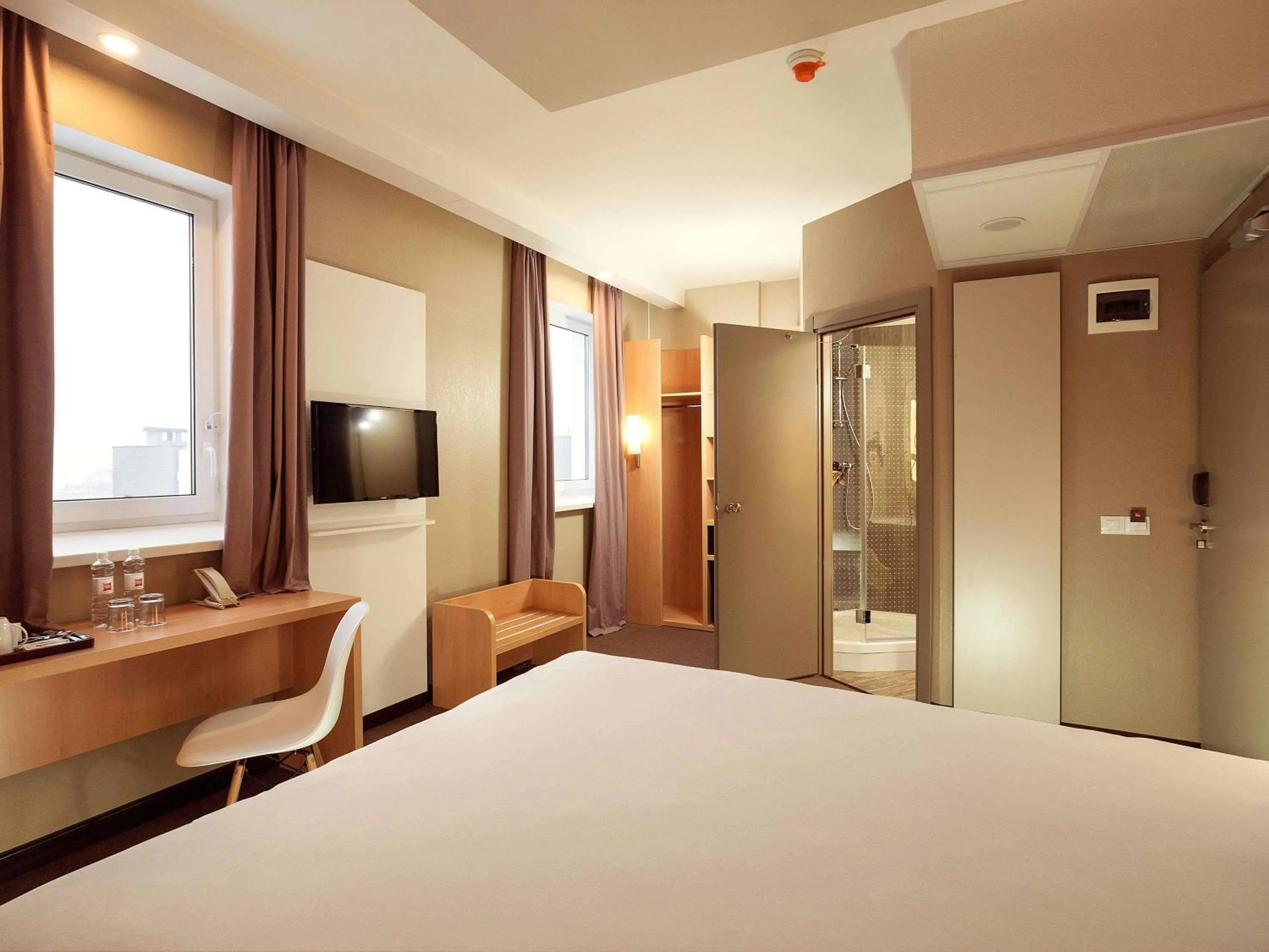 Bedroom, Bed in ibis Kyiv Railway Station