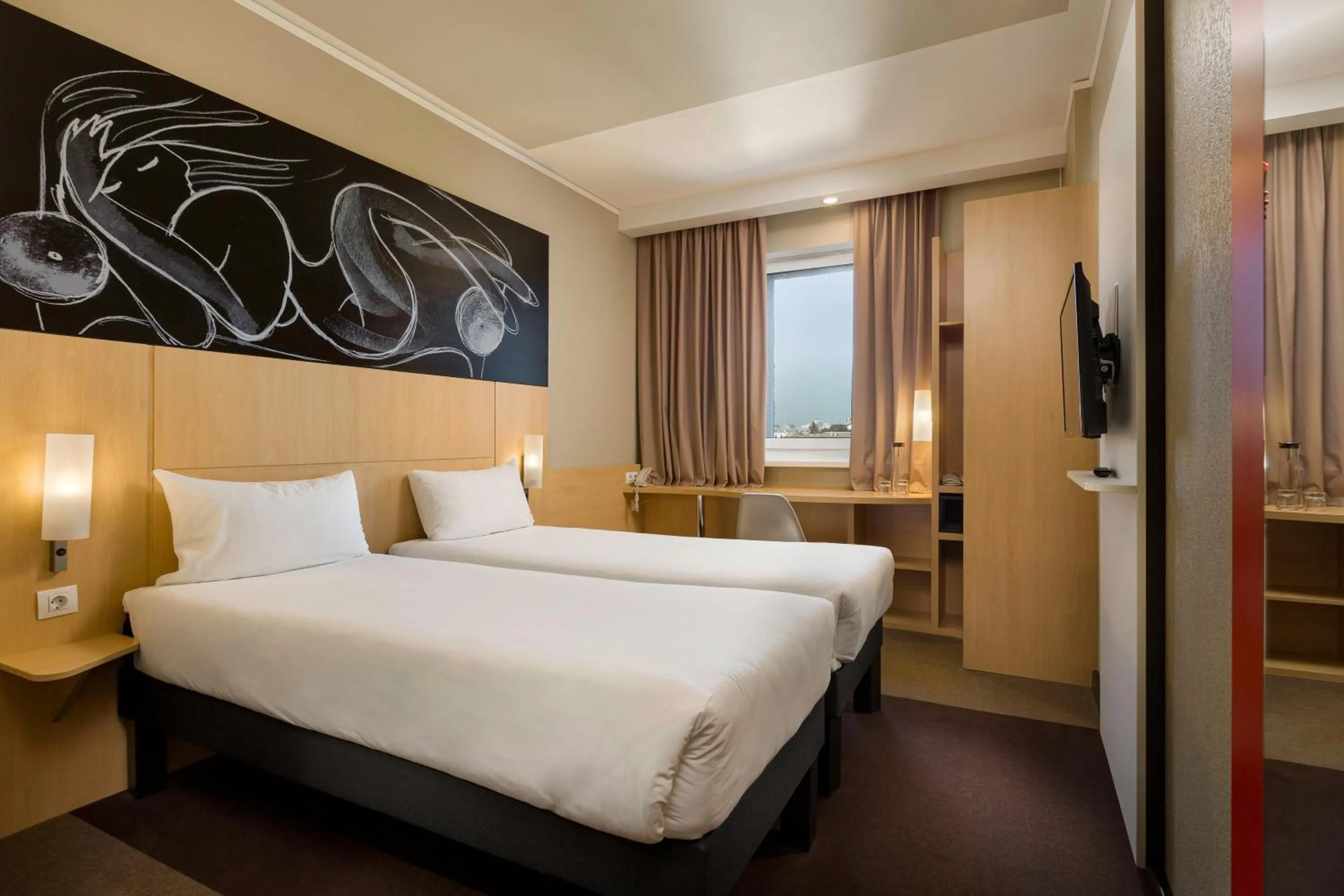 Bedroom, Bed in ibis Kyiv Railway Station