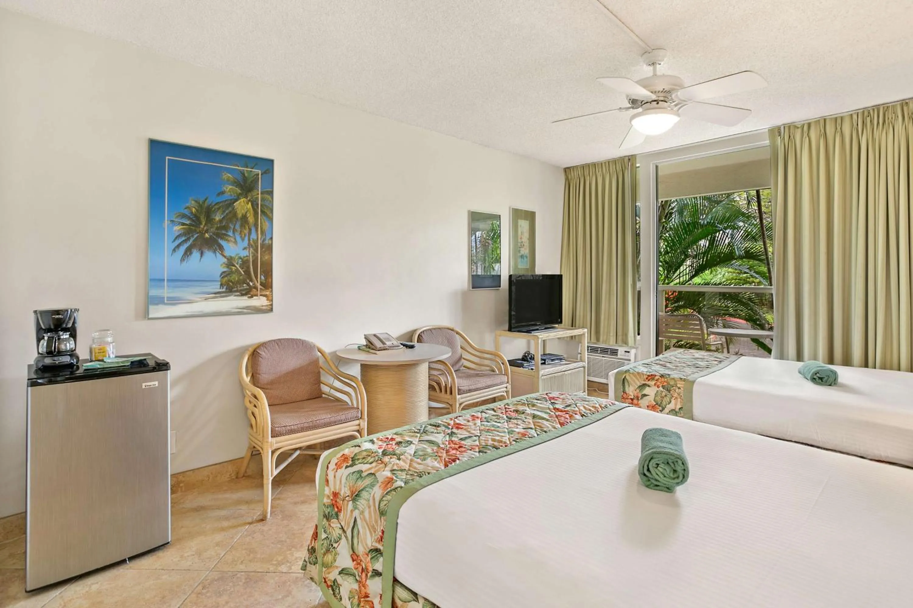 Communal lounge/ TV room in Aston at the Maui Banyan