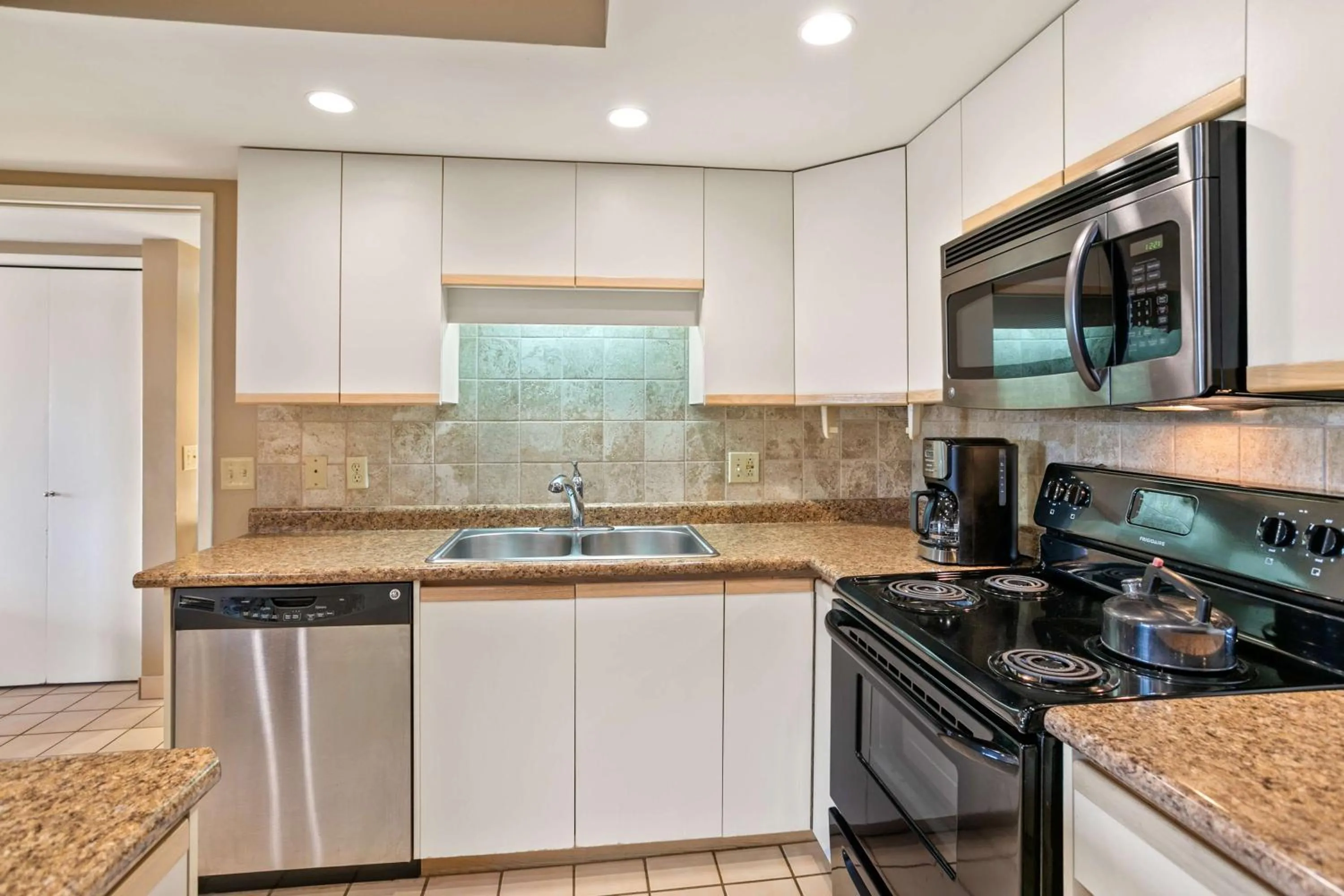 Kitchen or kitchenette in Aston at the Maui Banyan