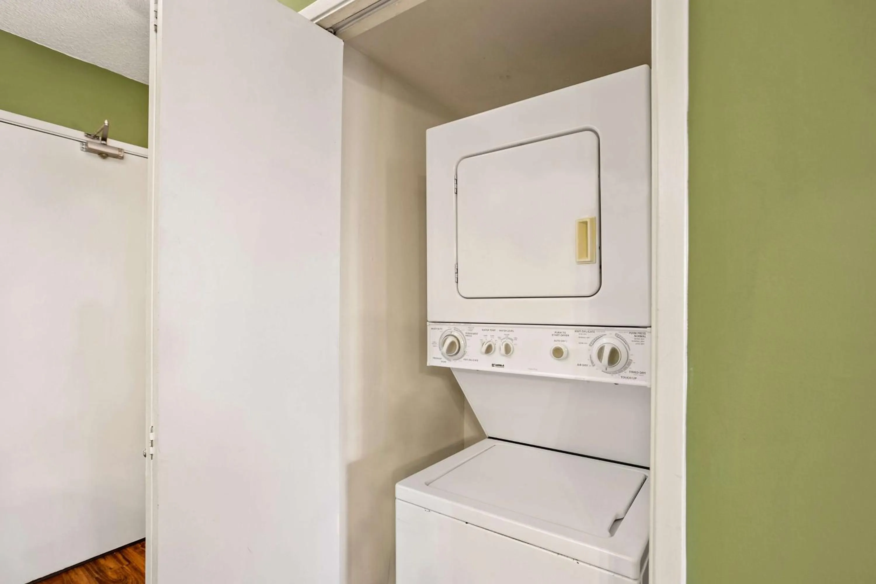 washing machine in Aston at the Maui Banyan