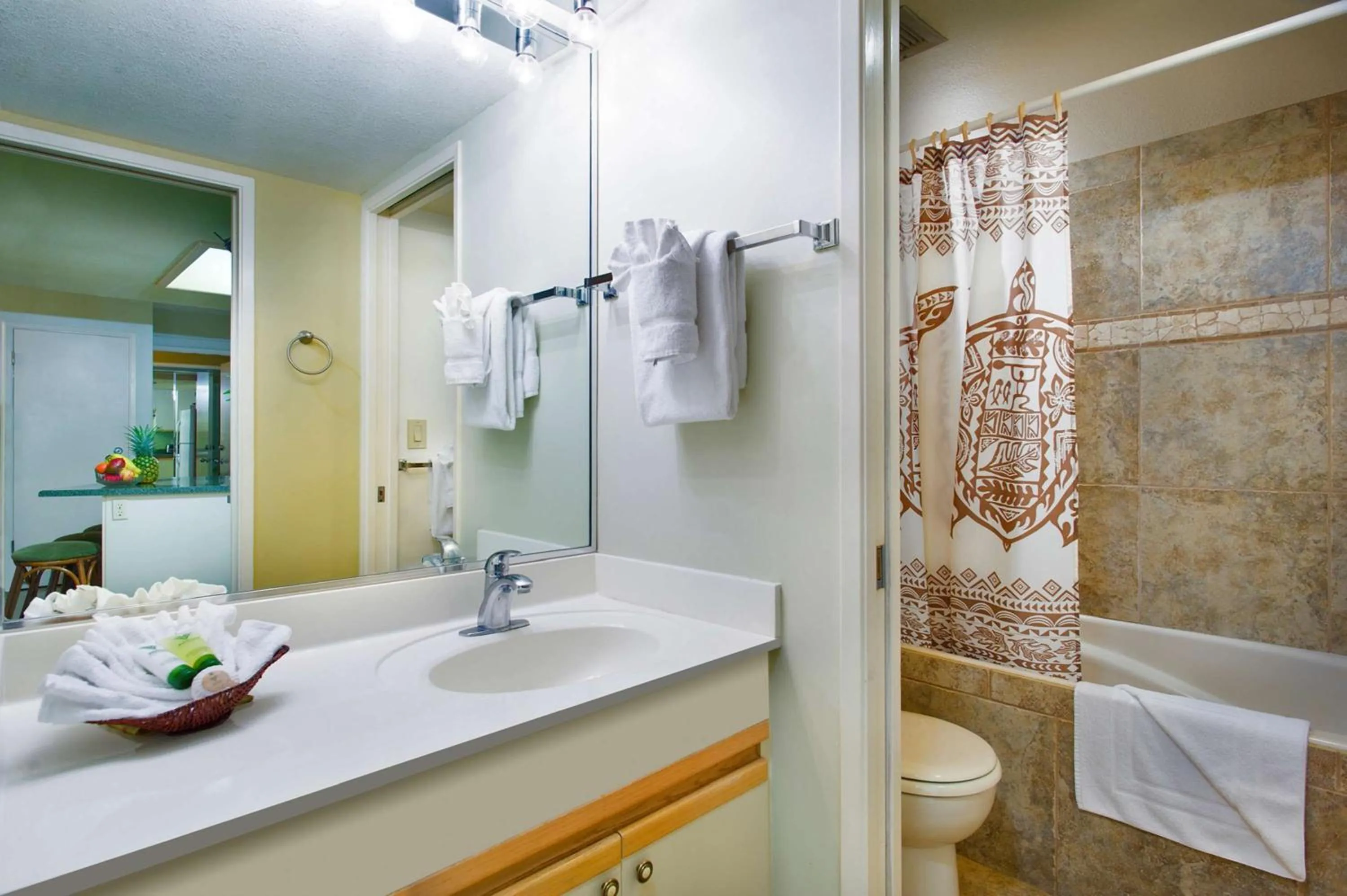 Shower in Aston at the Maui Banyan