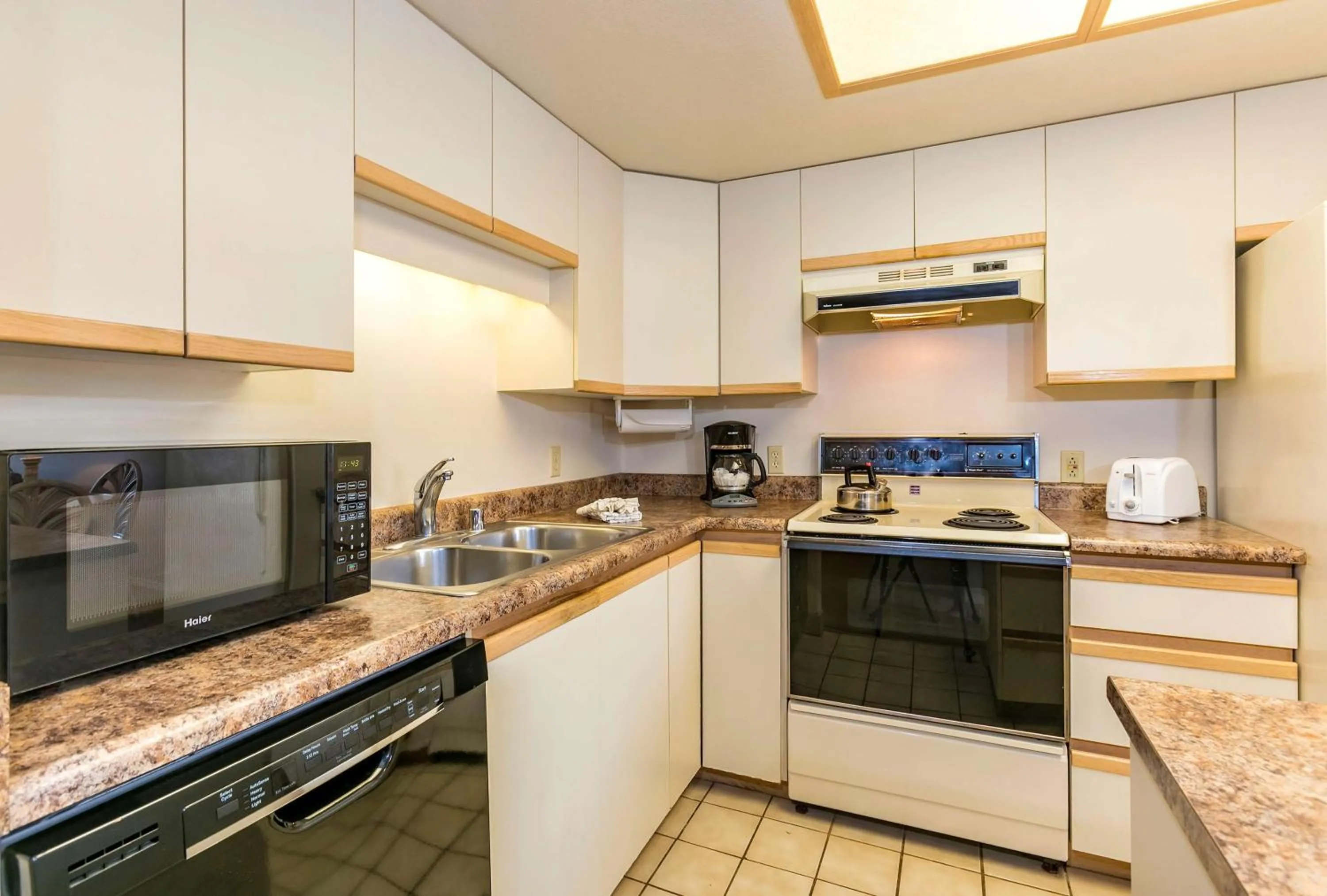Kitchen or kitchenette in Aston at the Maui Banyan