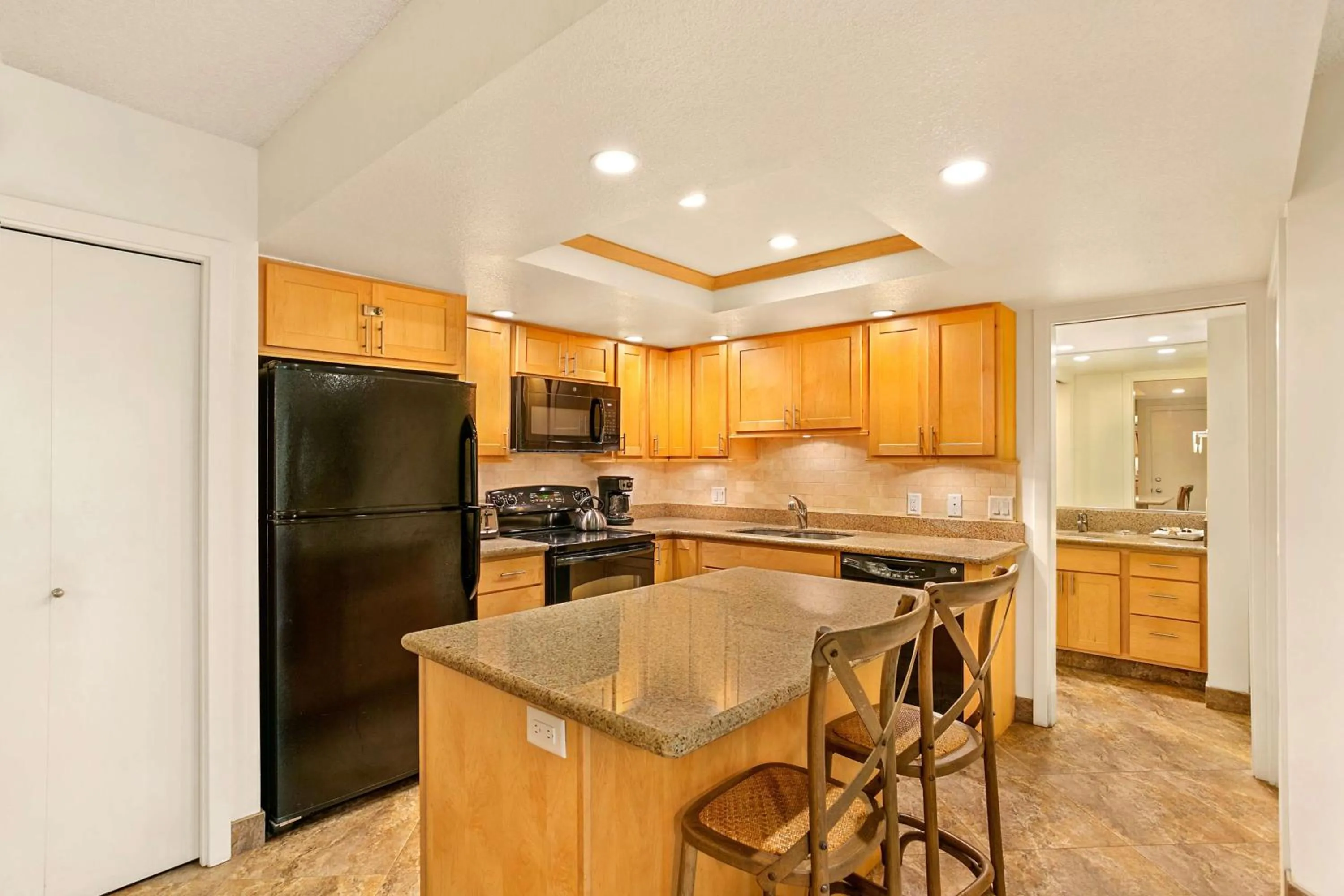 Kitchen or kitchenette in Aston at the Maui Banyan
