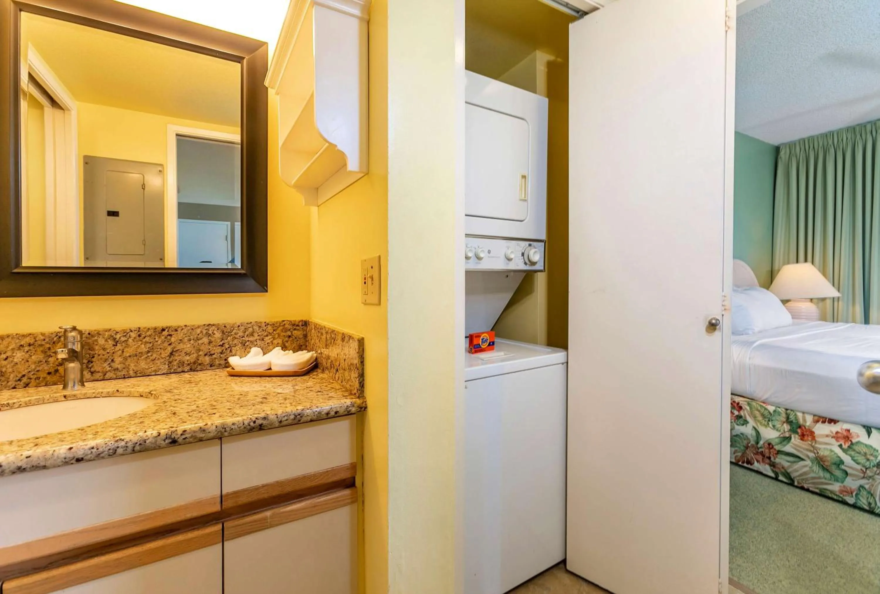 Shower, Bed in Aston at the Maui Banyan