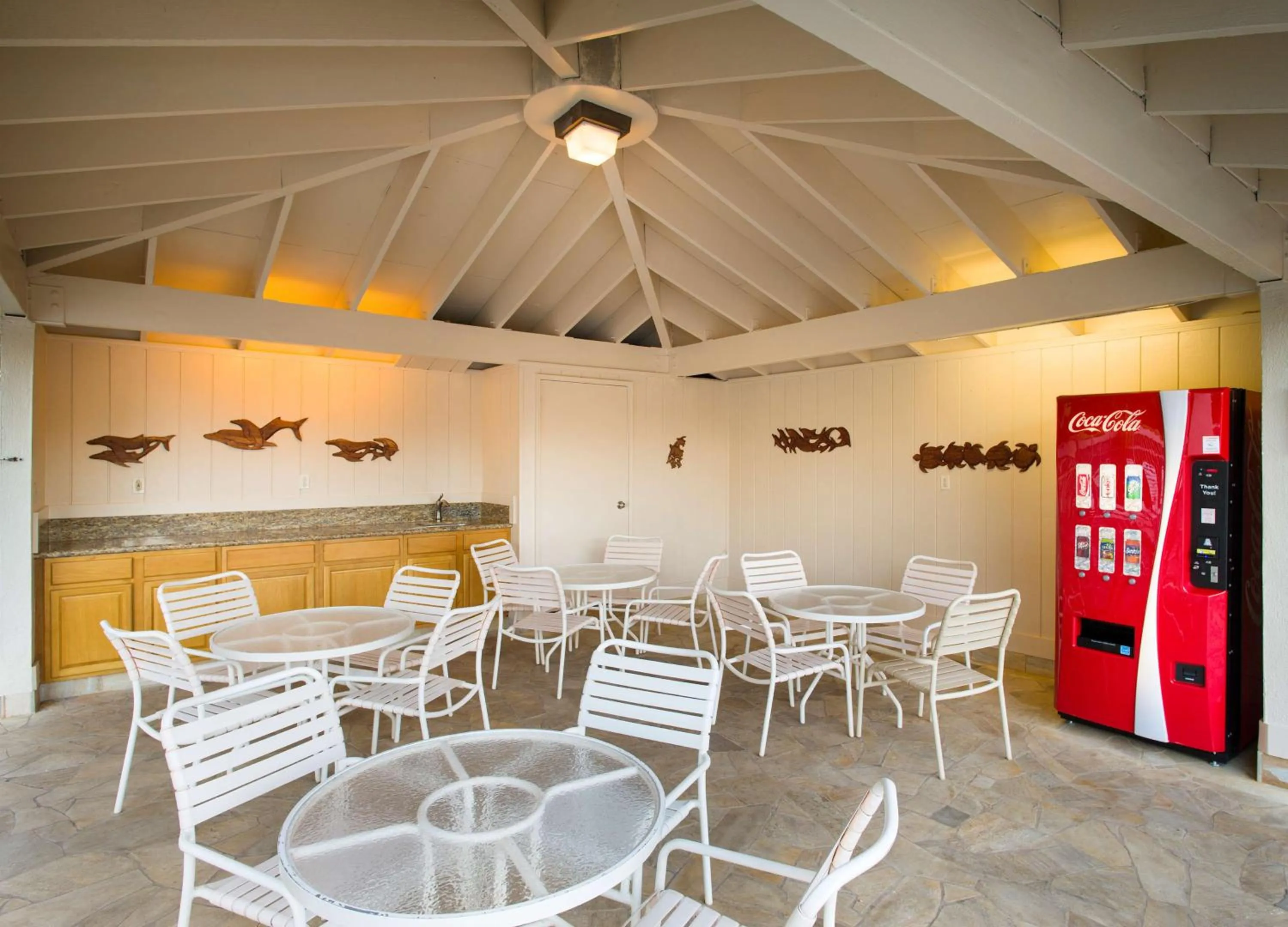 Lounge or bar in Aston at the Maui Banyan