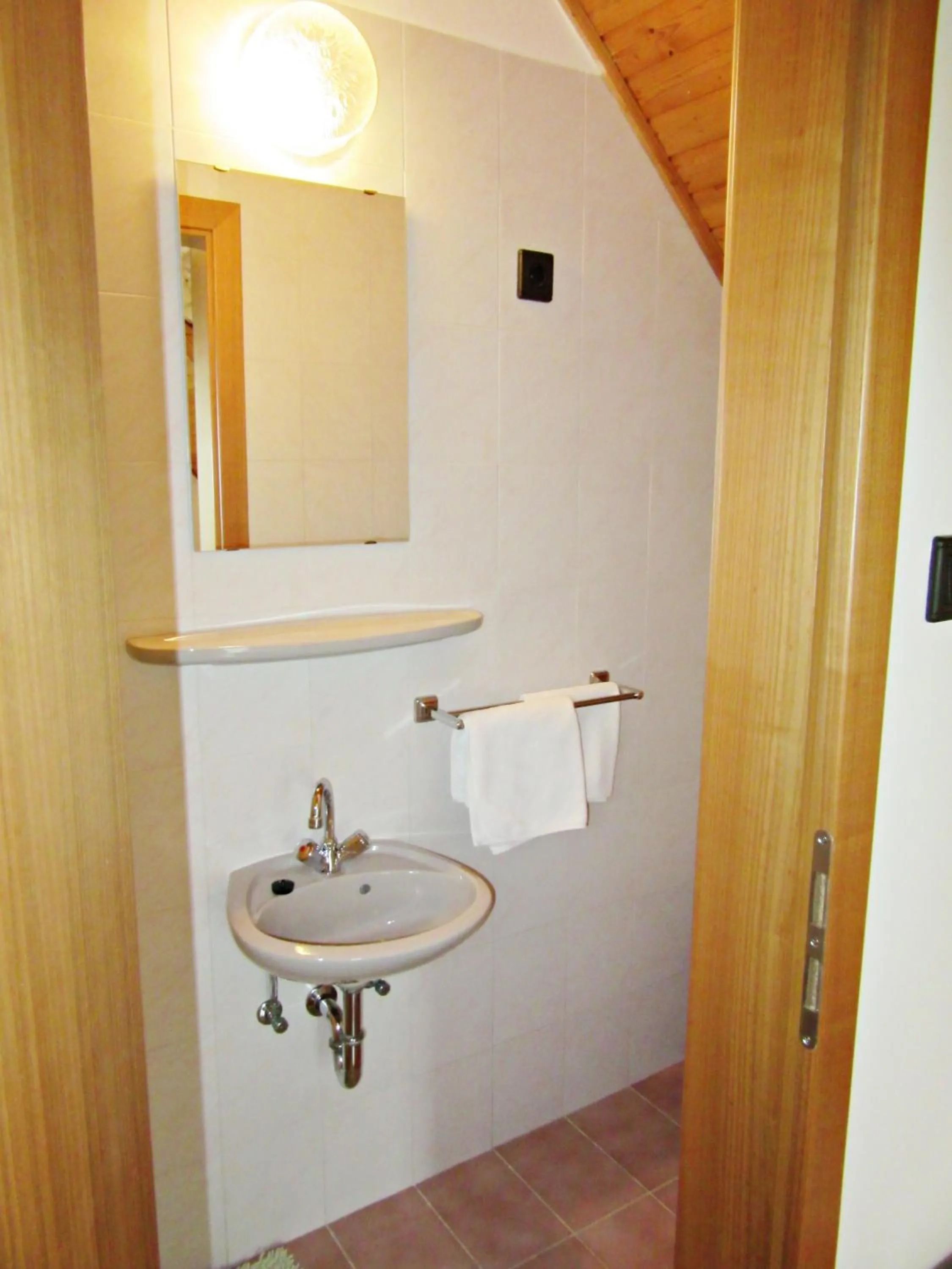 Shower in Zsuzsa Panzió