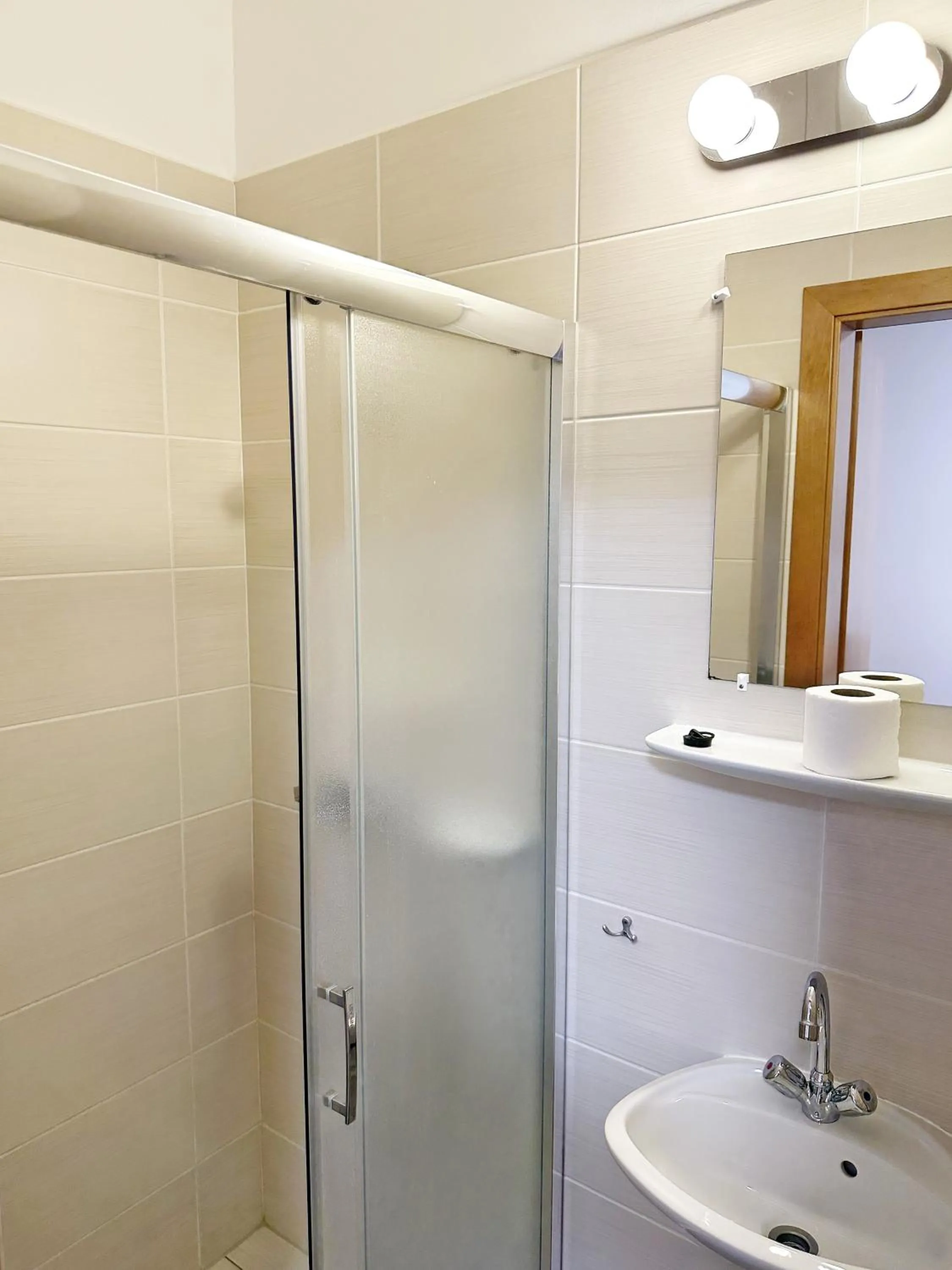 Shower in Zsuzsa Panzió