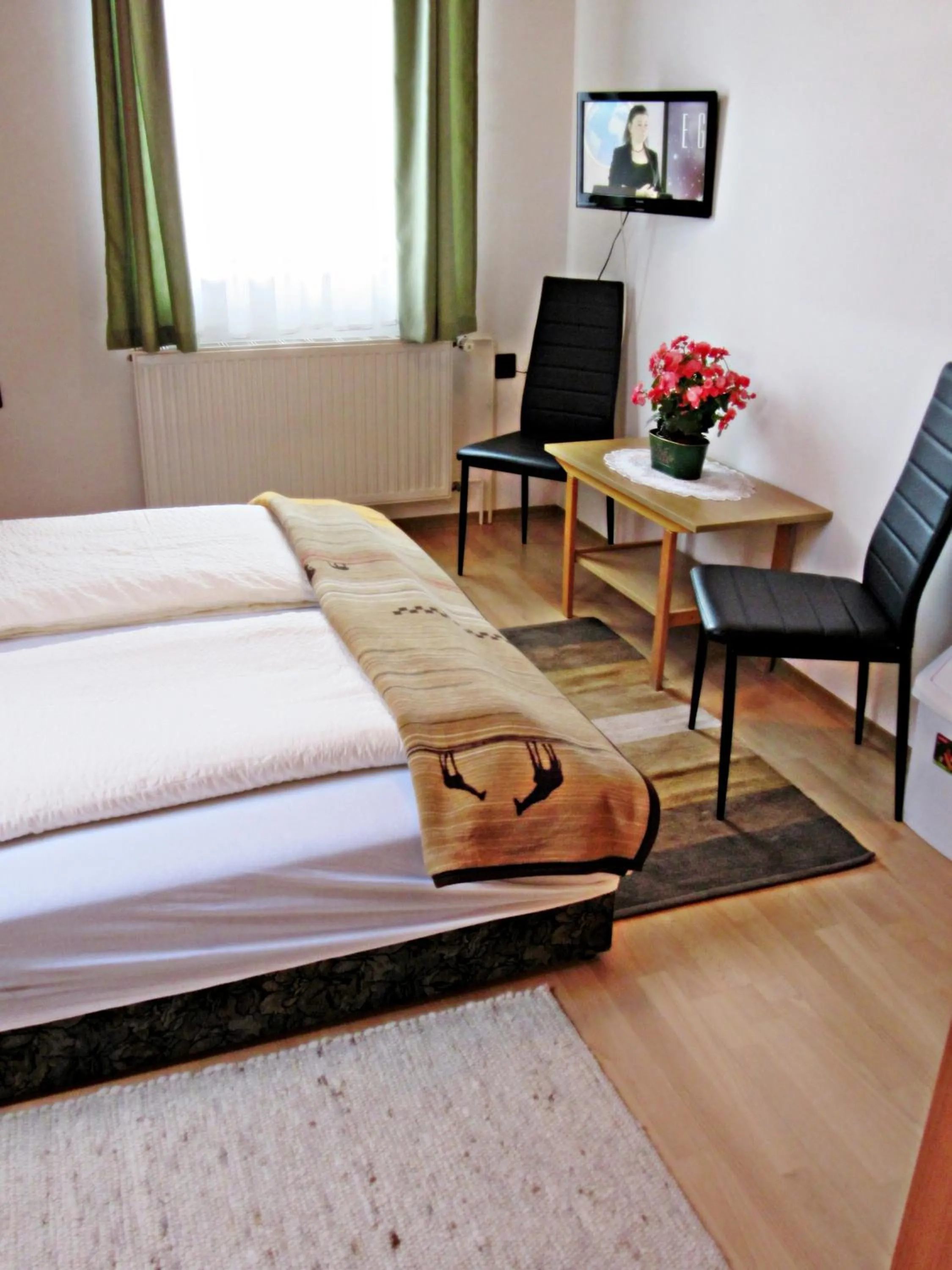 Photo of the whole room, Bed in Zsuzsa Panzió