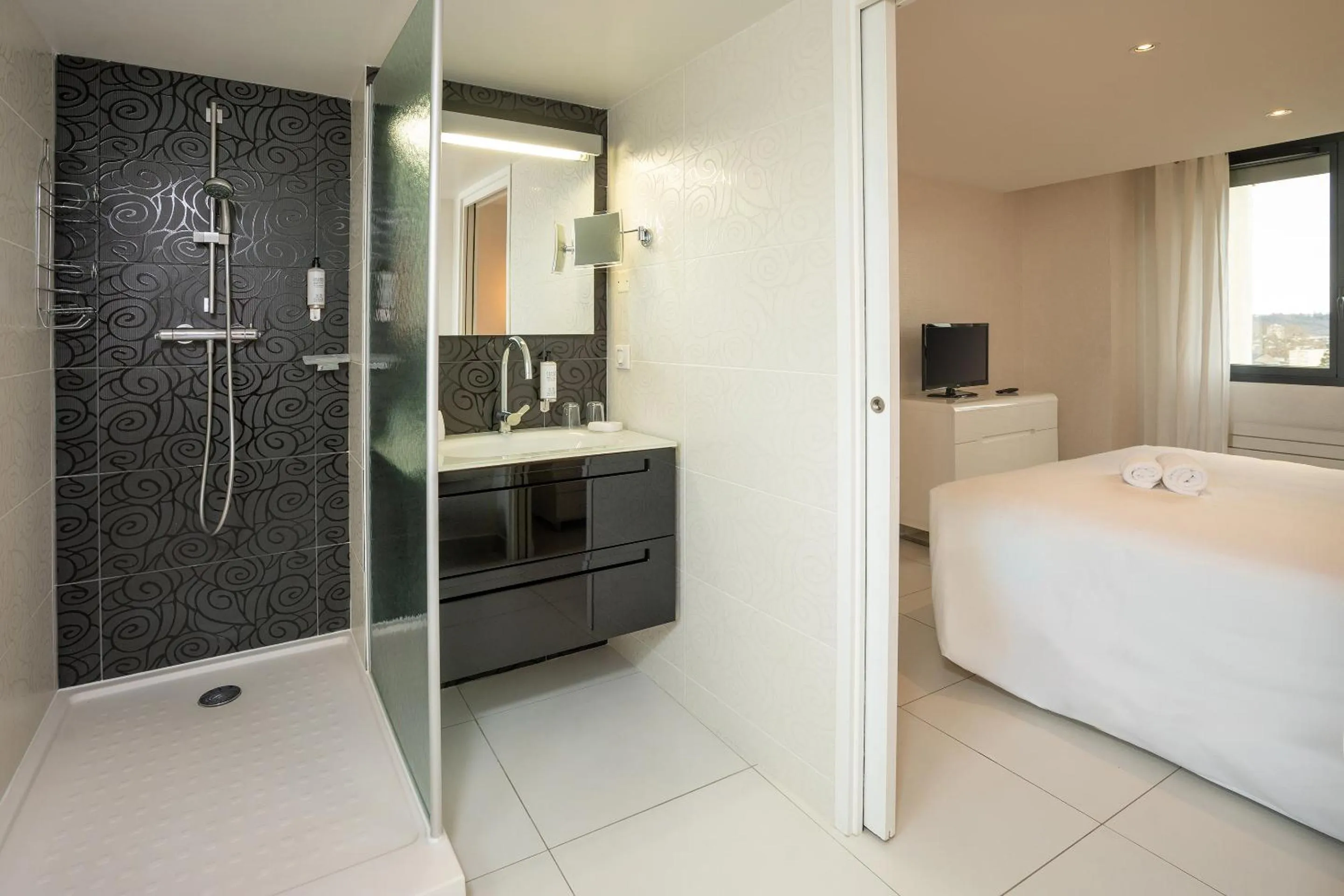 Shower, Bed in Best Western Hotel Le Quercy