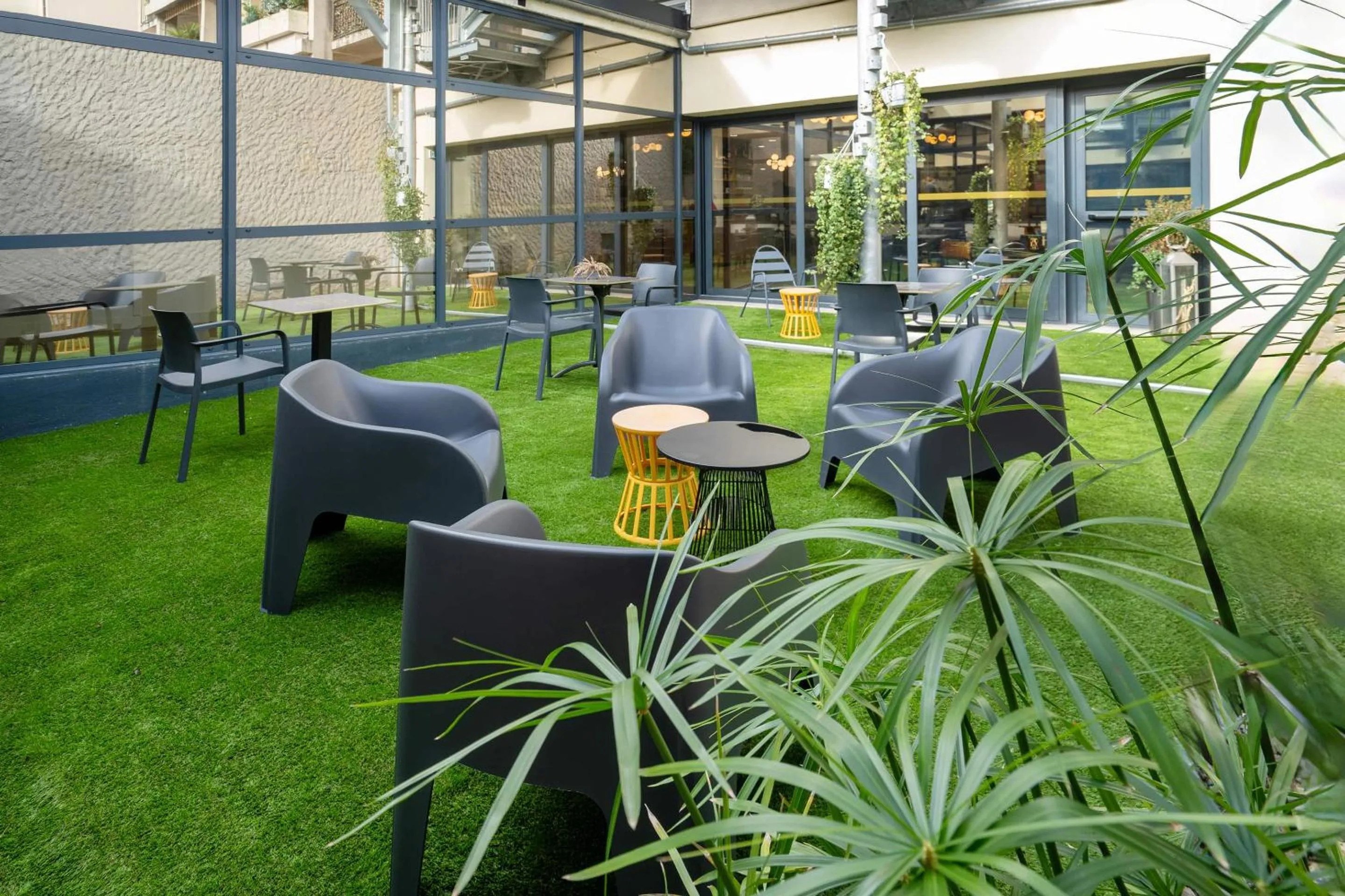 Patio in Best Western Hotel Le Quercy