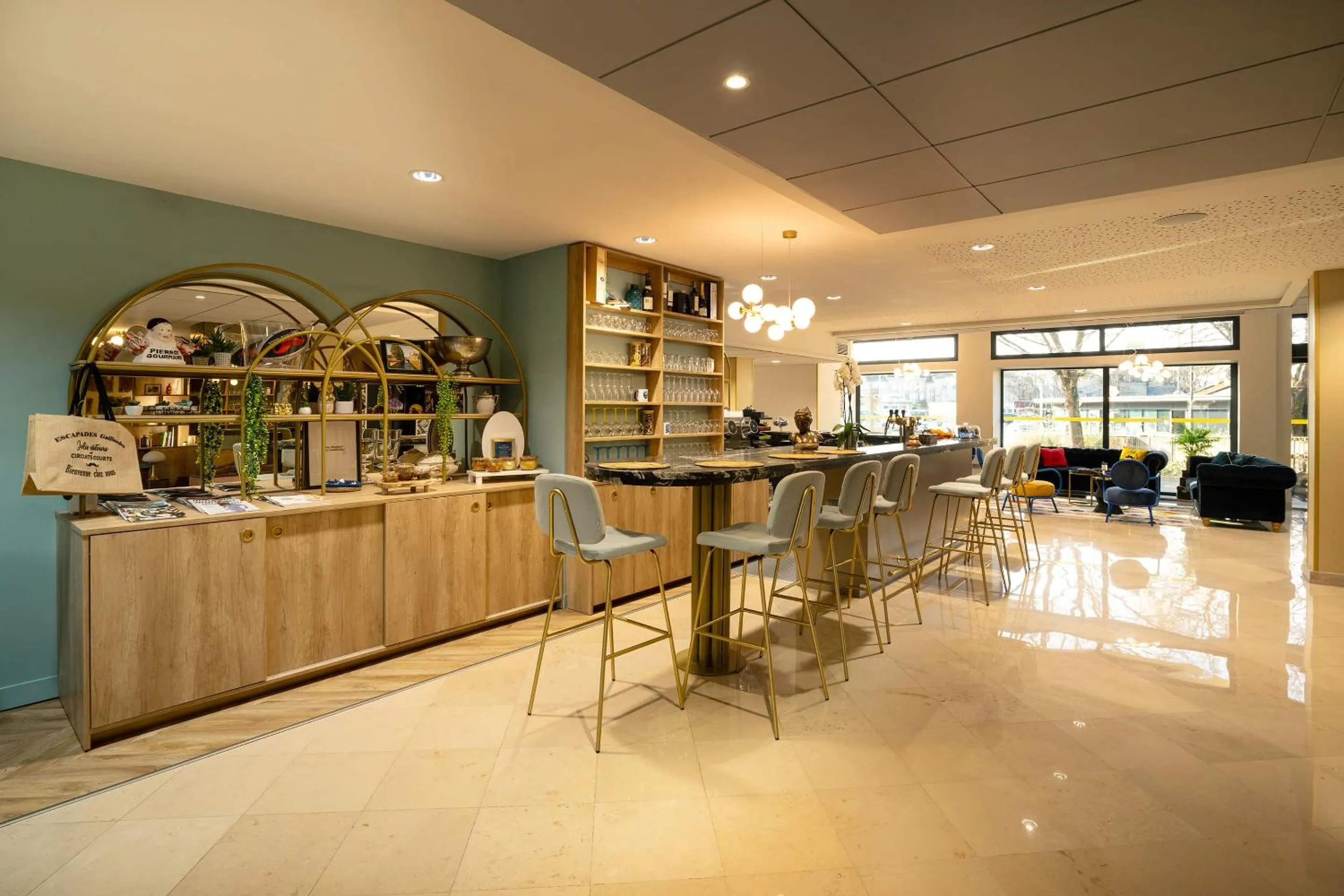 Communal lounge/ TV room in Best Western Hotel Le Quercy