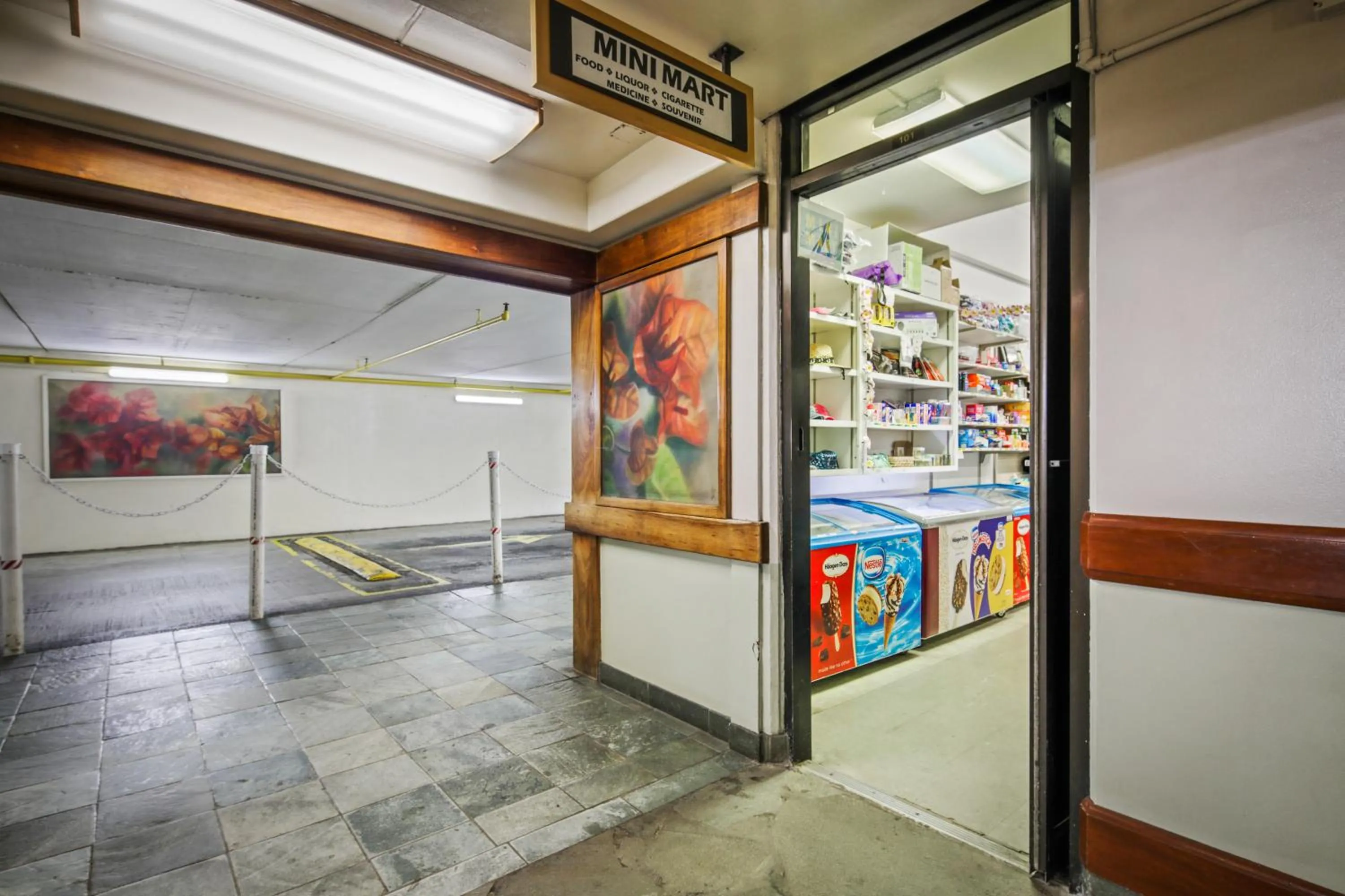 On-site shops in Aston at the Waikiki Banyan