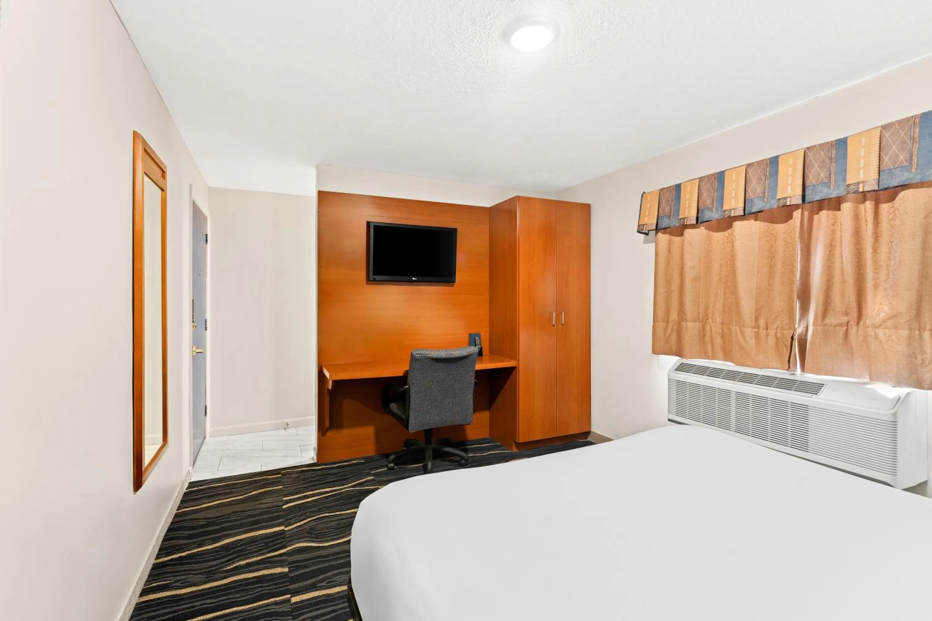 TV and multimedia, Bed in Americas Best Value Inn Stonington Mystic