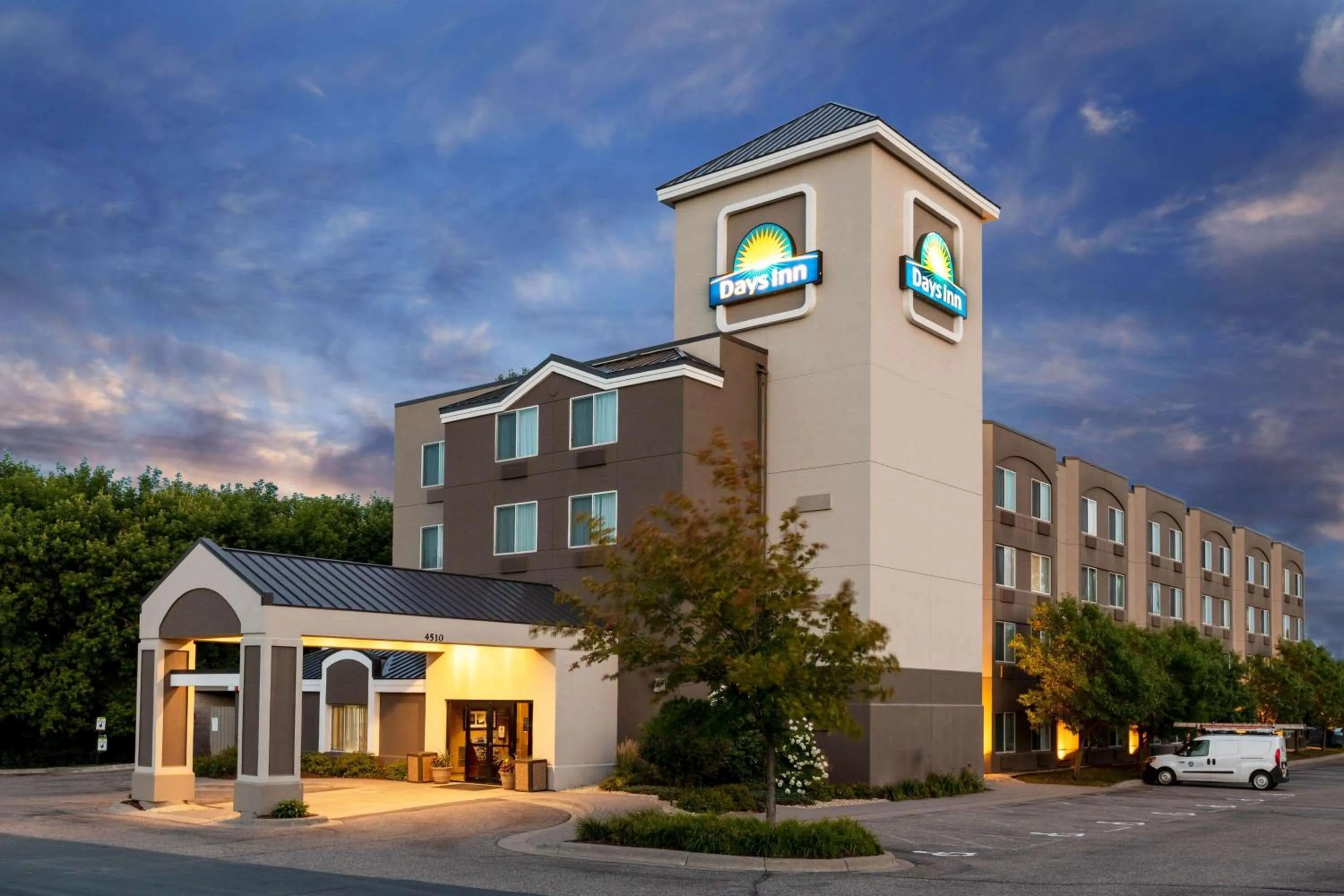 Property building in Days Inn by Wyndham Eagan Minnesota Near Mall of America