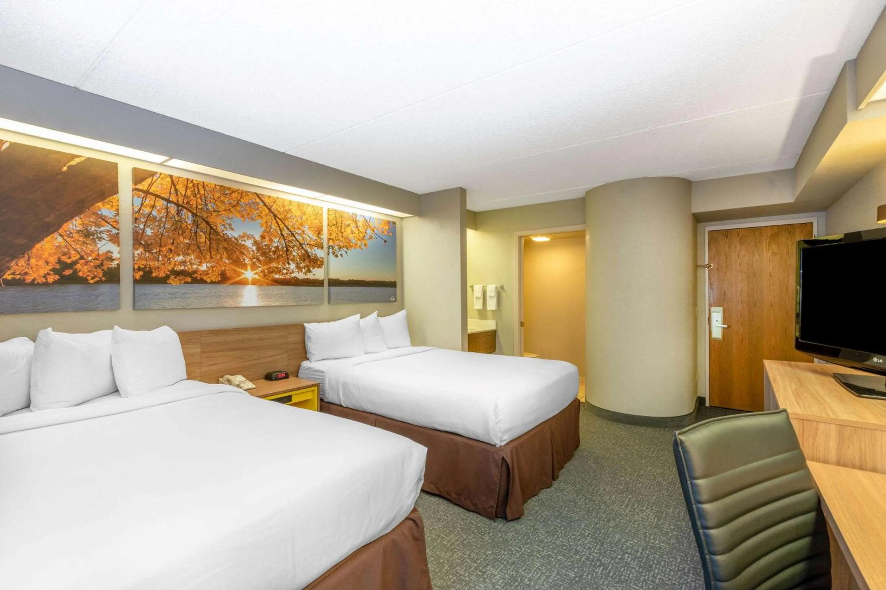 Photo of the whole room, Bed in Days Inn by Wyndham Eagan Minnesota Near Mall of America