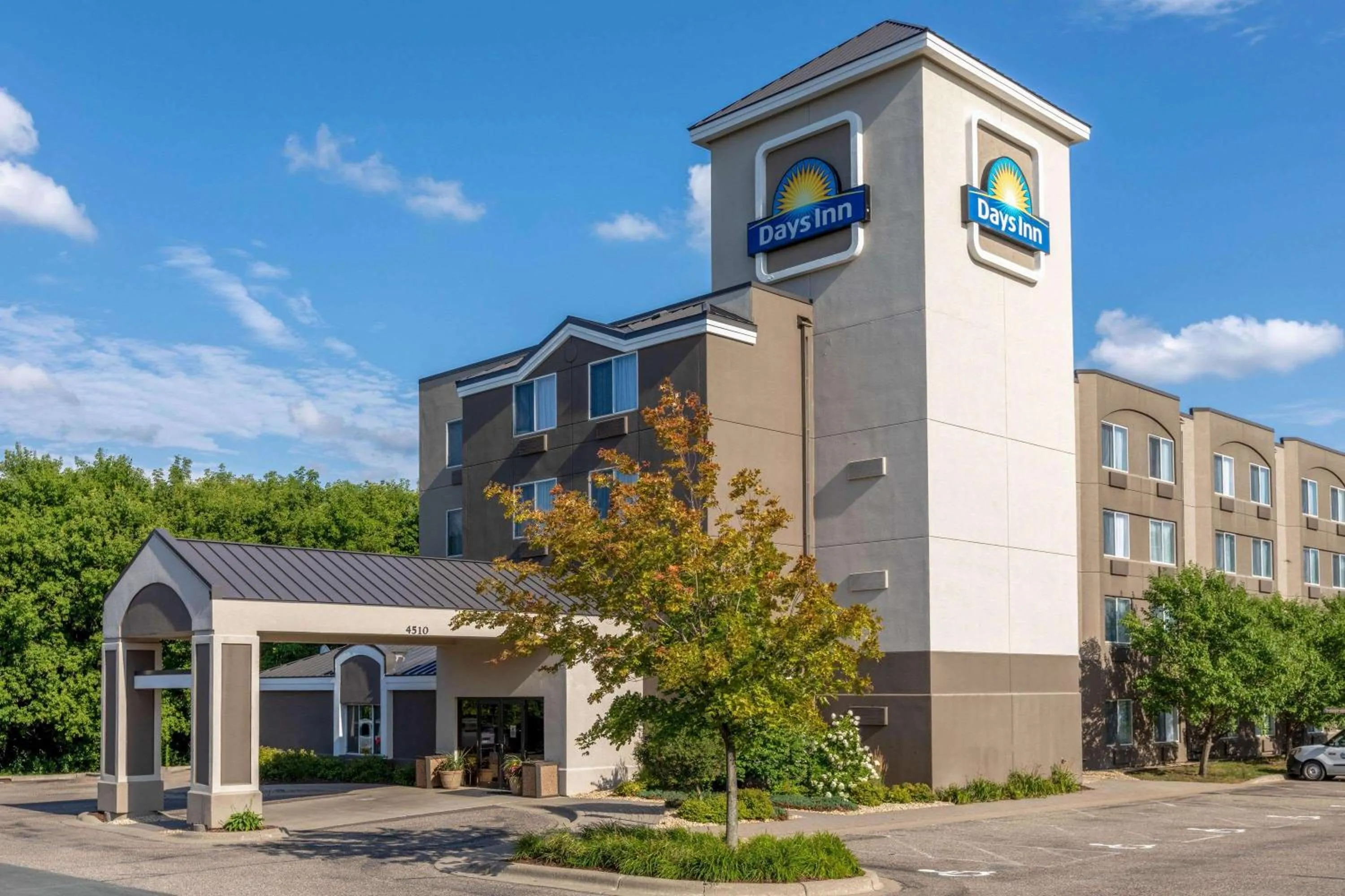 Property building in Days Inn by Wyndham Eagan Minnesota Near Mall of America