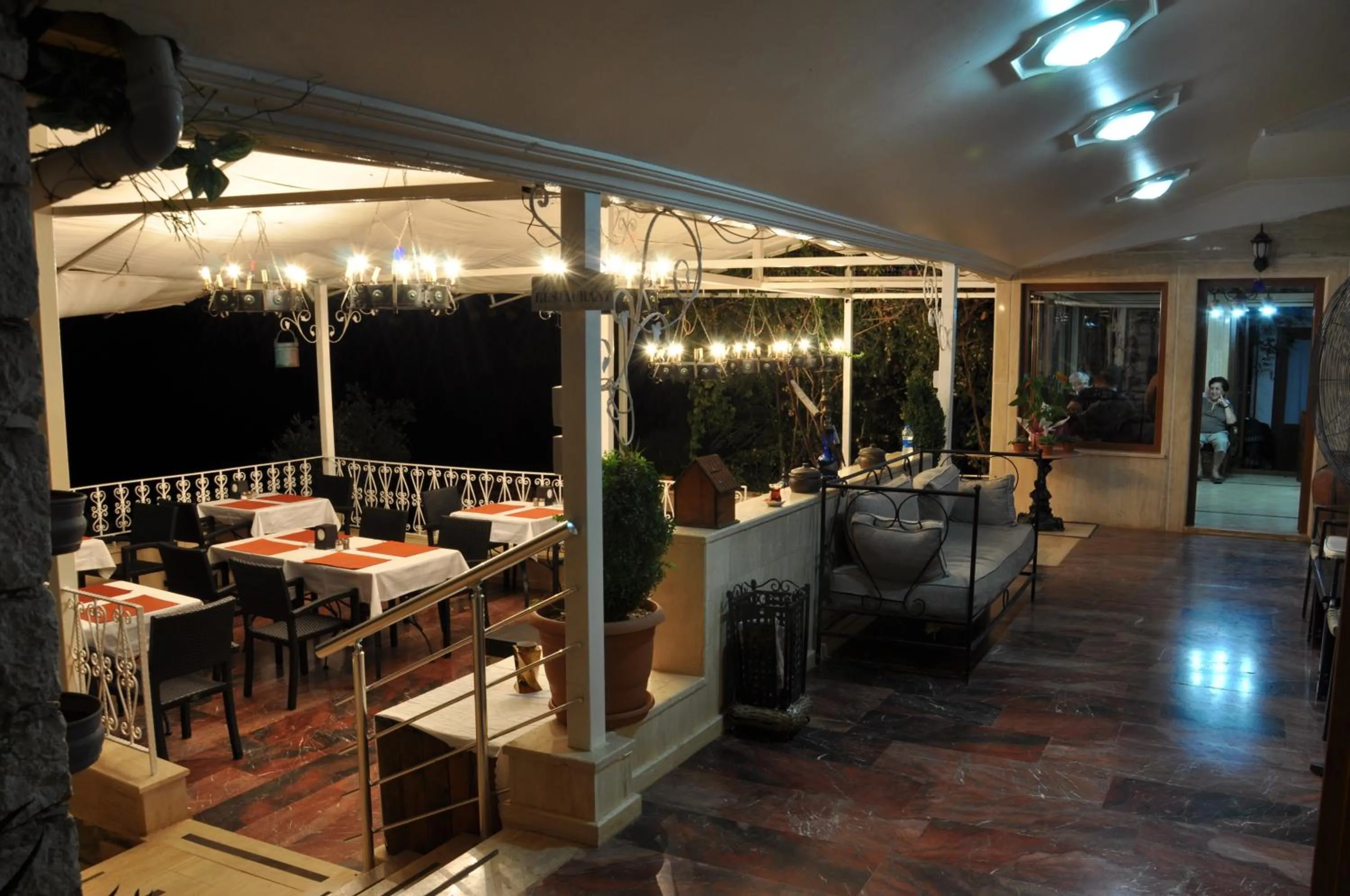 Restaurant/places to eat in Caretta Hotel