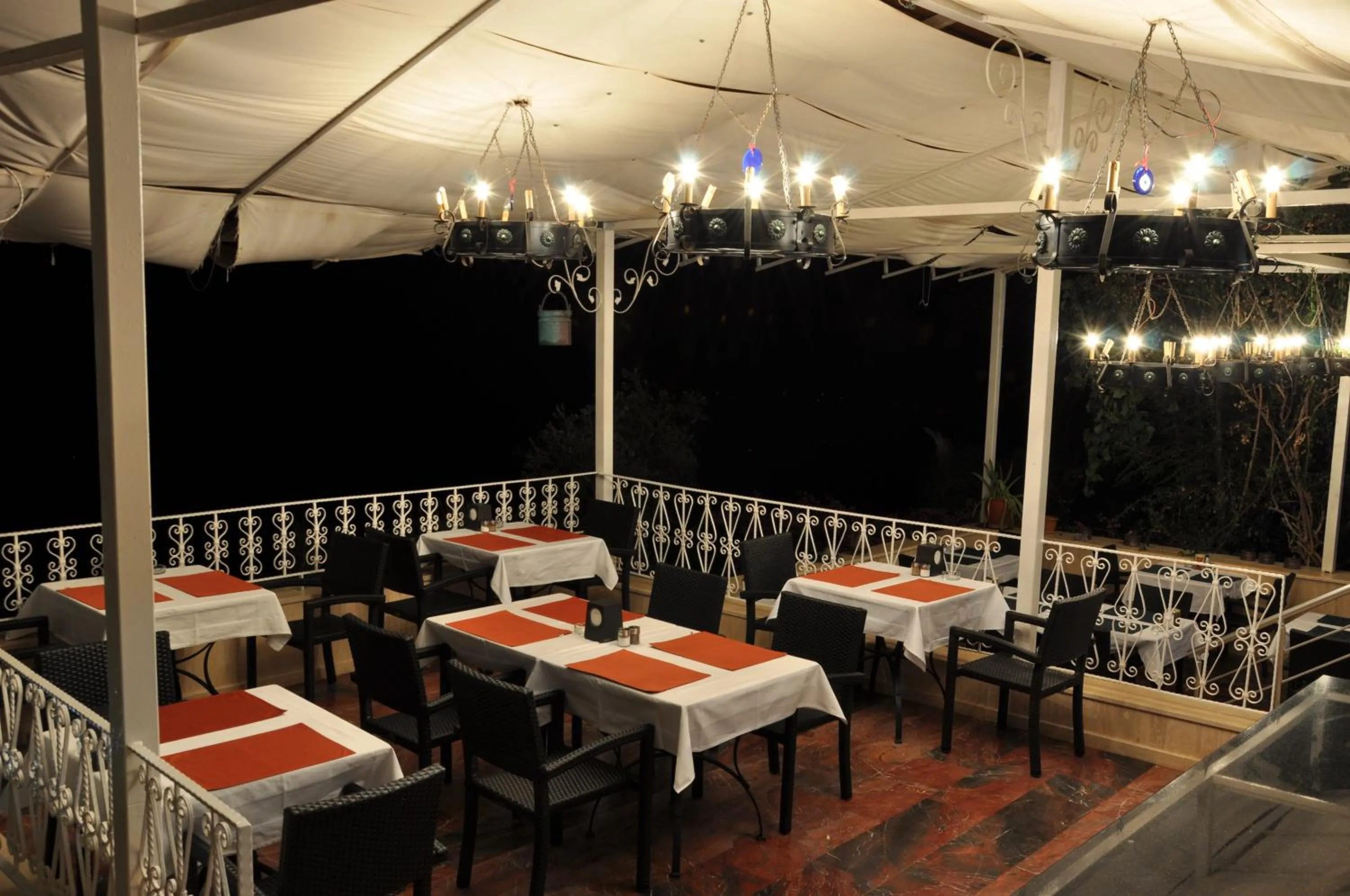 Restaurant/places to eat in Caretta Hotel