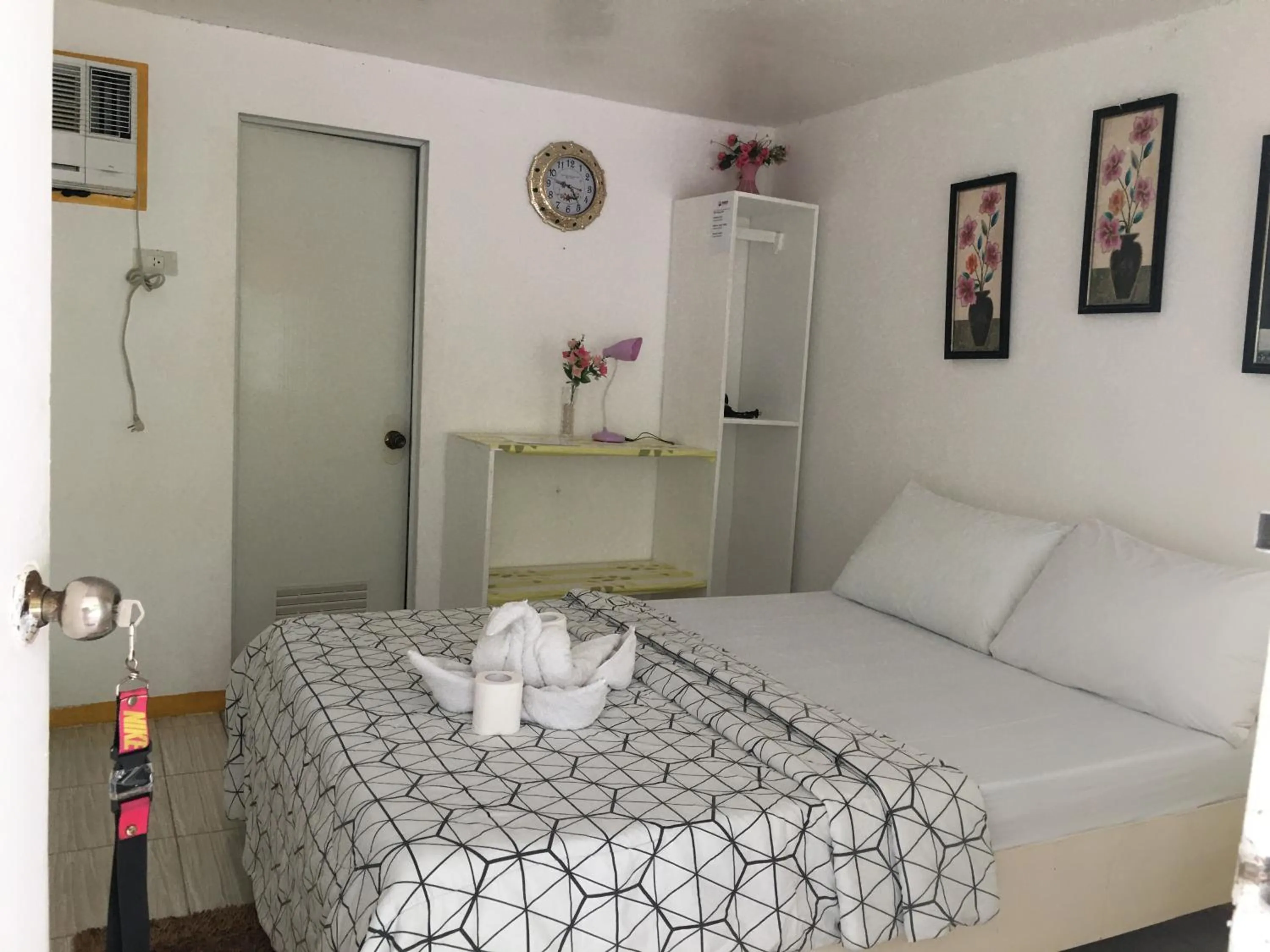 Bed in Mabuhay Thresher Dive Resort