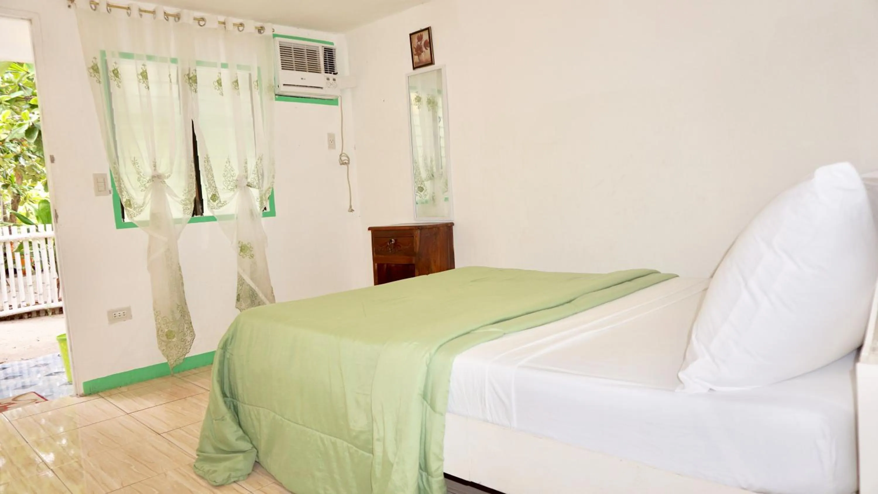 Bed in Mabuhay Thresher Dive Resort