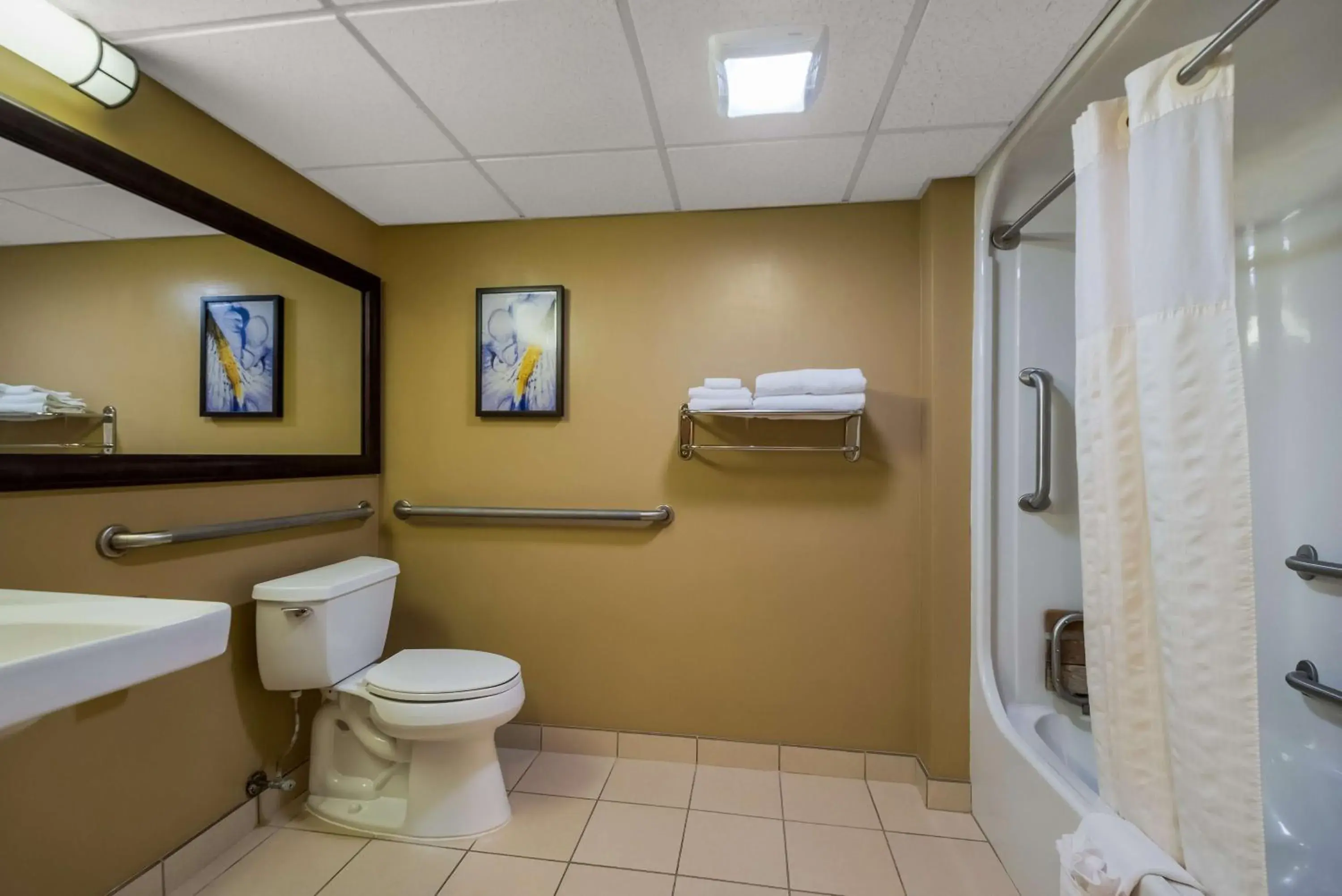 Queen Room with Bath Tub - Disability Access in Best Western Philadelphia South - West Deptford Inn Queen Room with Bath Tub - Disability Access in Best Western Philadelphia South - West Deptford Inn