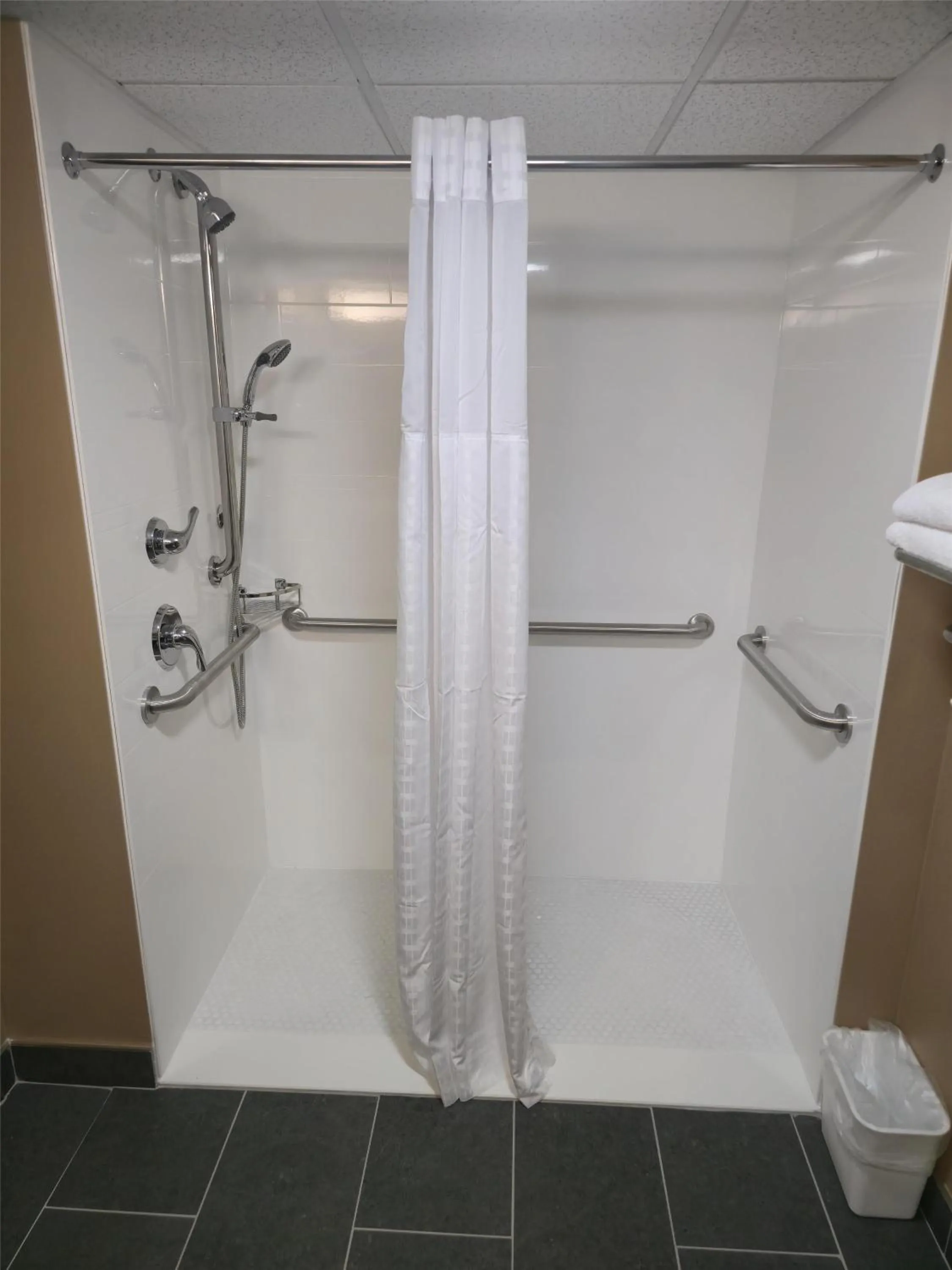 Bathroom in Best Western Philadelphia South - West Deptford Inn