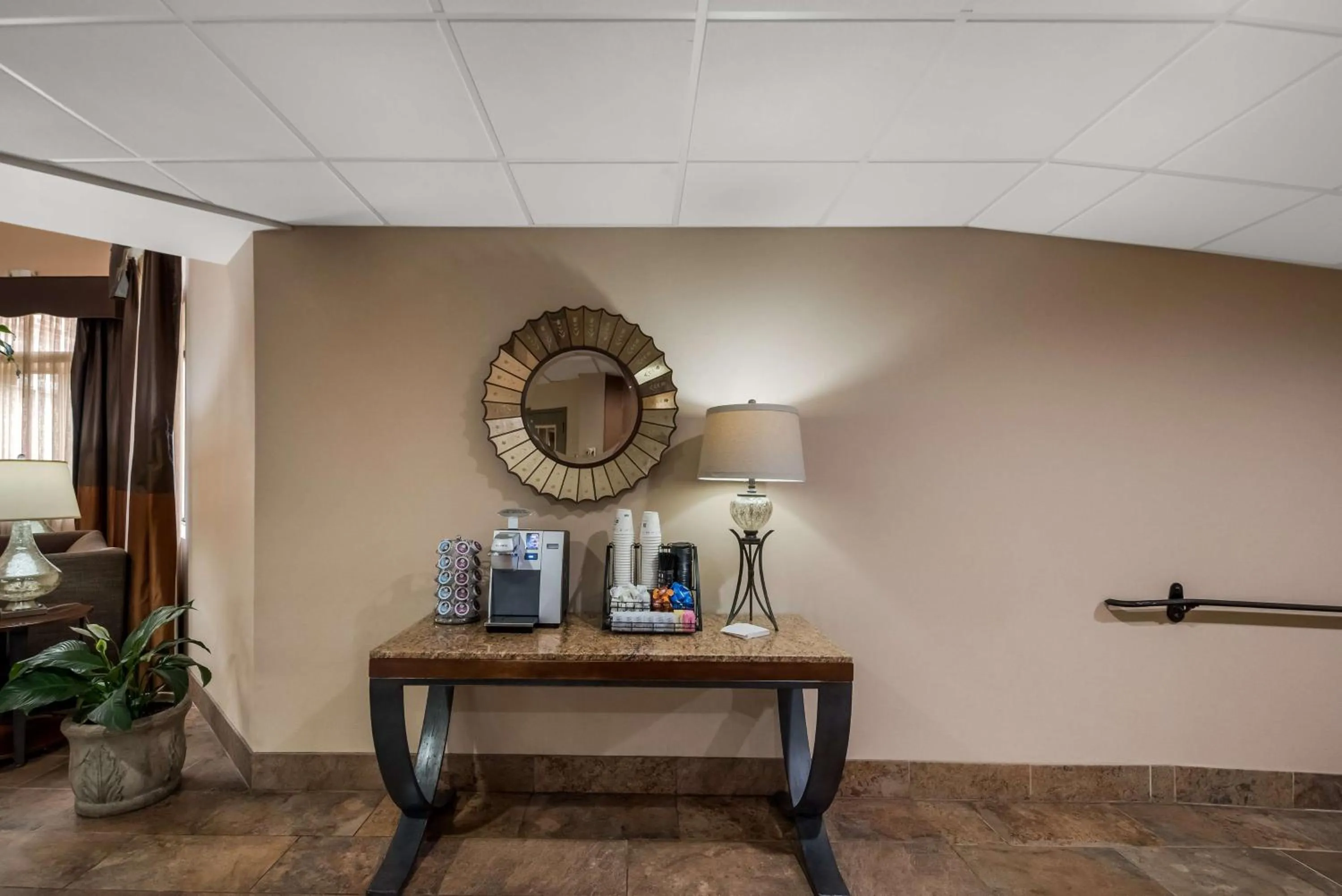 Property building in Best Western Philadelphia South - West Deptford Inn