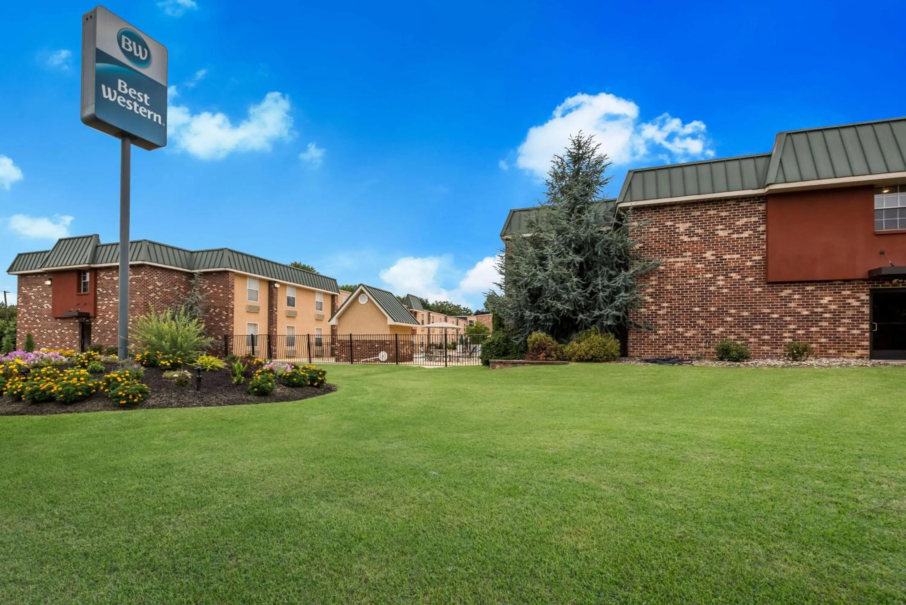 Property building in Best Western Philadelphia South - West Deptford Inn