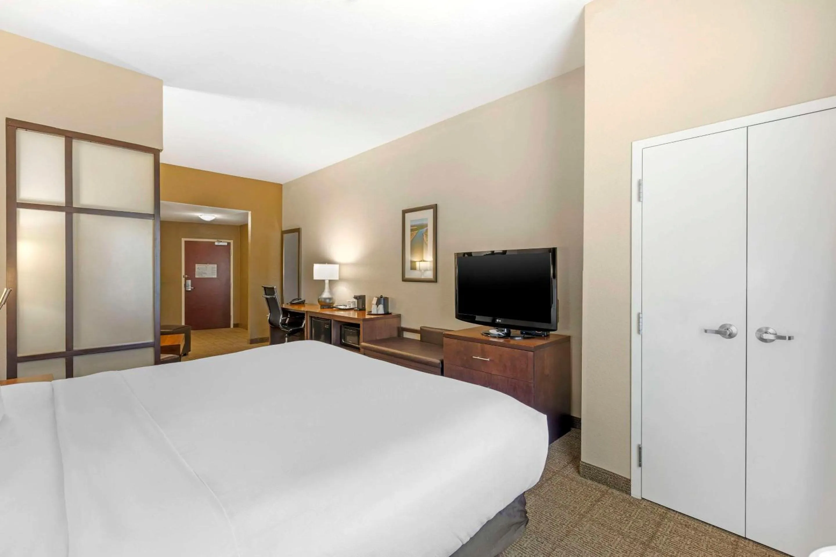 Communal lounge/ TV room, Bed in Comfort Suites Blythe