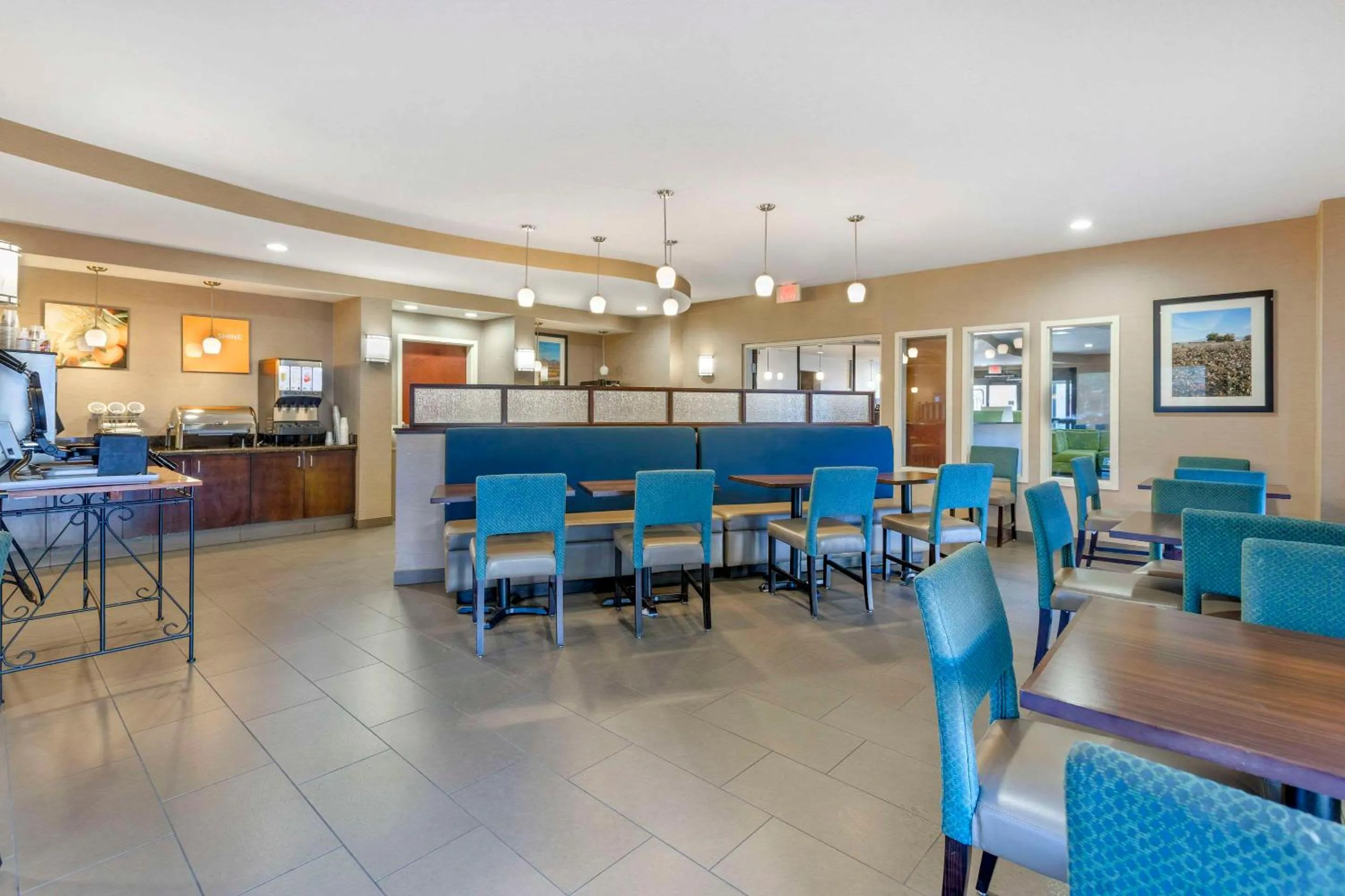 Seating area in Comfort Suites Blythe