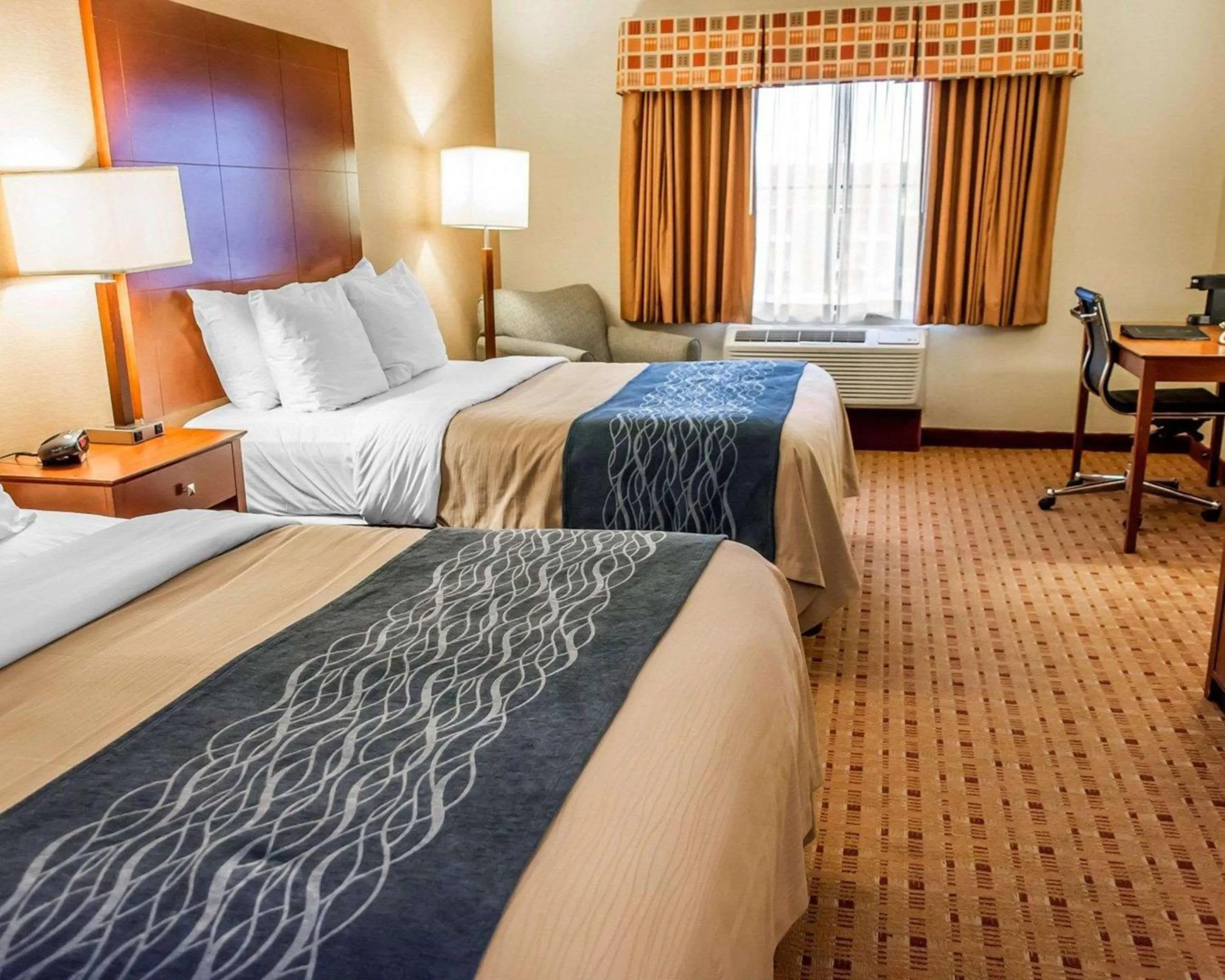 Photo of the whole room, Bed in Comfort Inn & Suites Franklin East