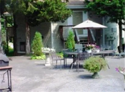 Patio in Cedar Park Inn