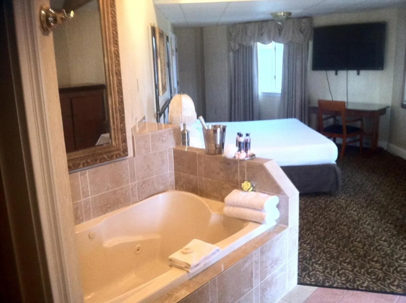 Bathroom, Bed in Cedar Park Inn