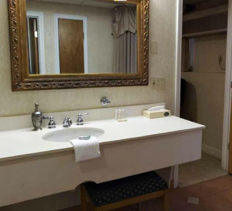 Bathroom in Cedar Park Inn