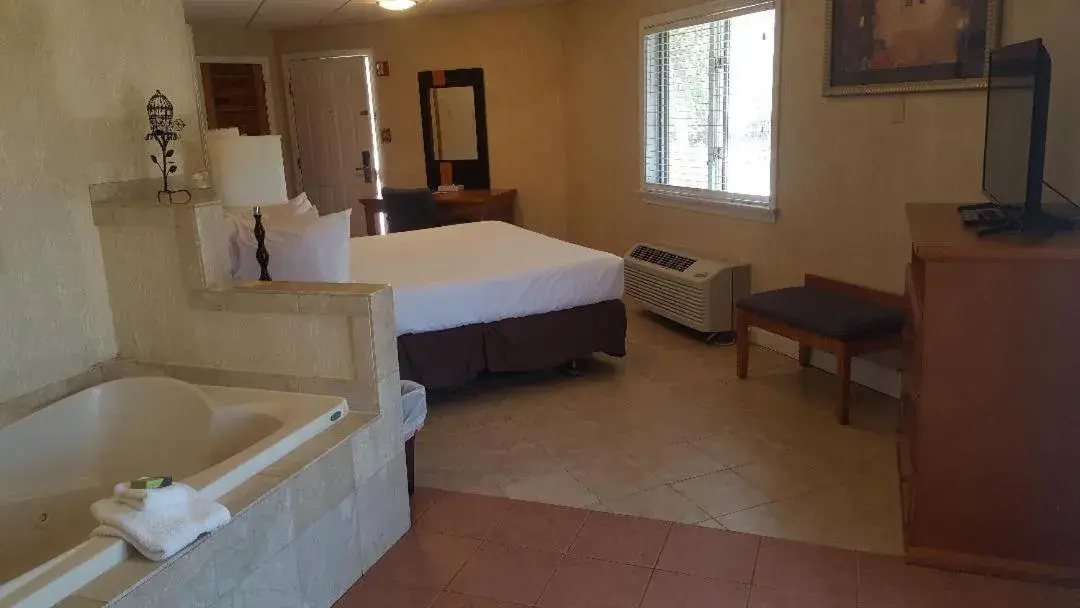 Luxury King with Spa Bath in Cedar Park Inn Luxury King with Spa Bath in Cedar Park Inn