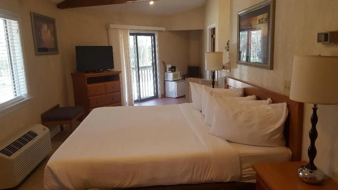 Bed in Cedar Park Inn