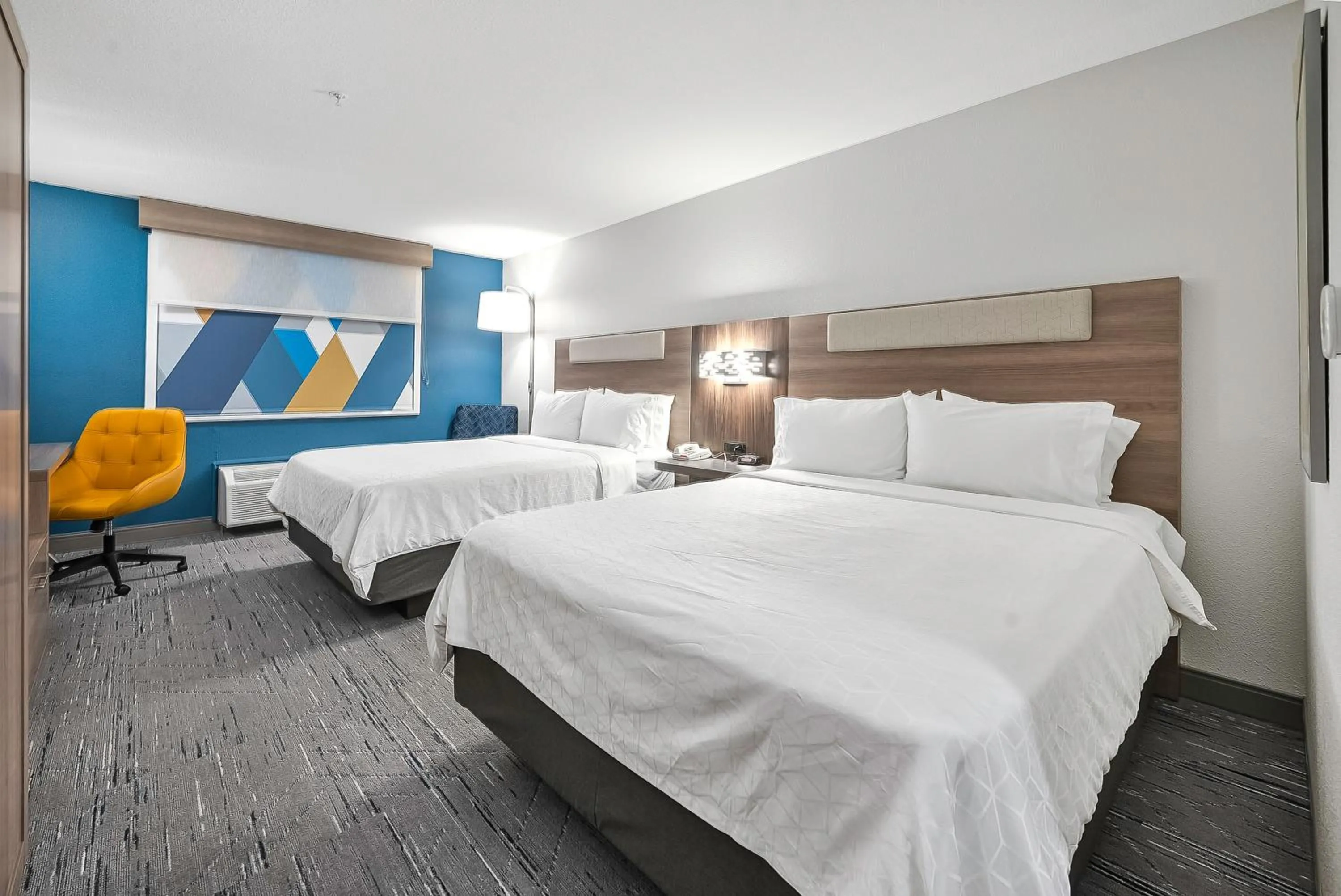 Photo of the whole room, Bed in Holiday Inn Express Palestine by IHG