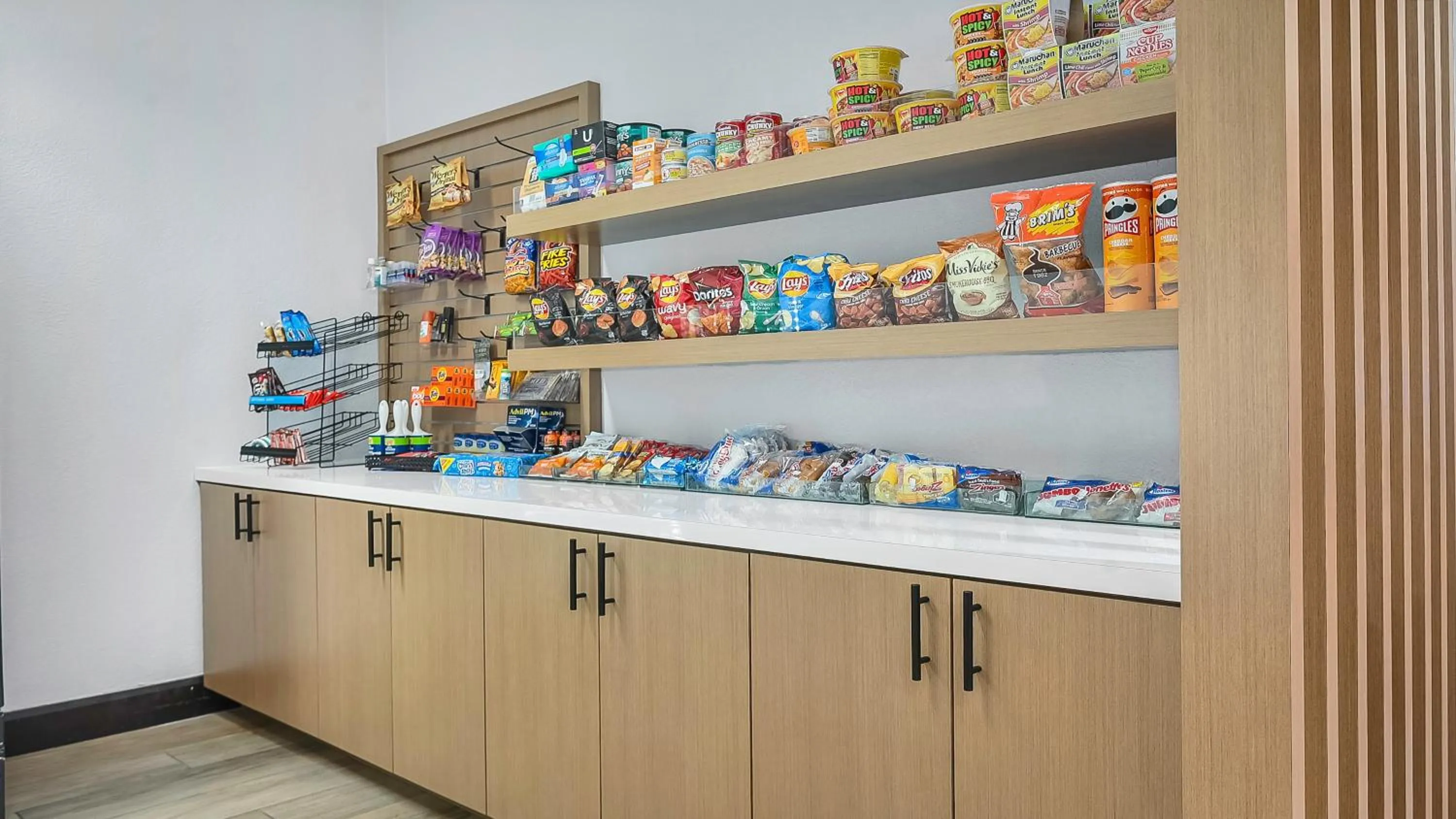 Food and drinks in Holiday Inn Express Palestine by IHG