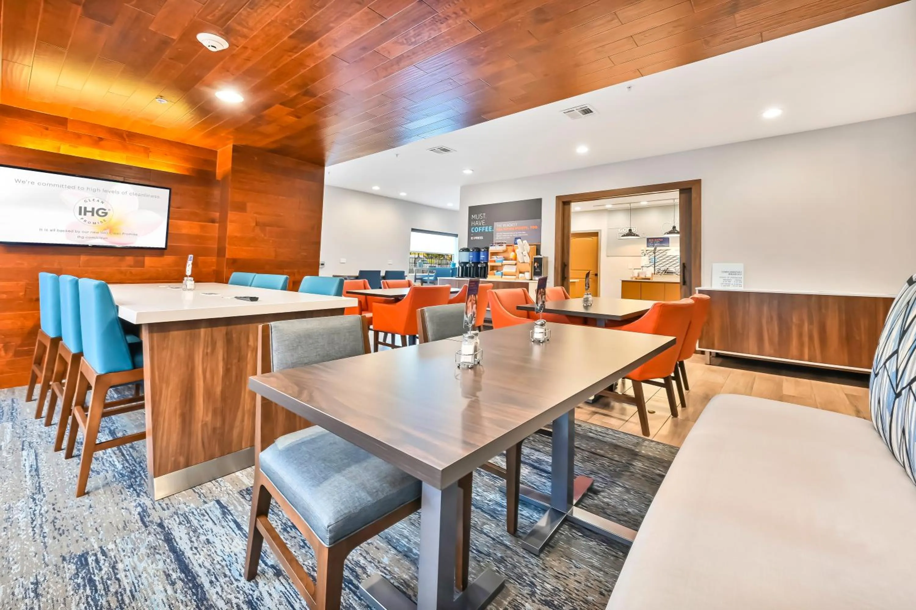 Seating area in Holiday Inn Express Palestine by IHG