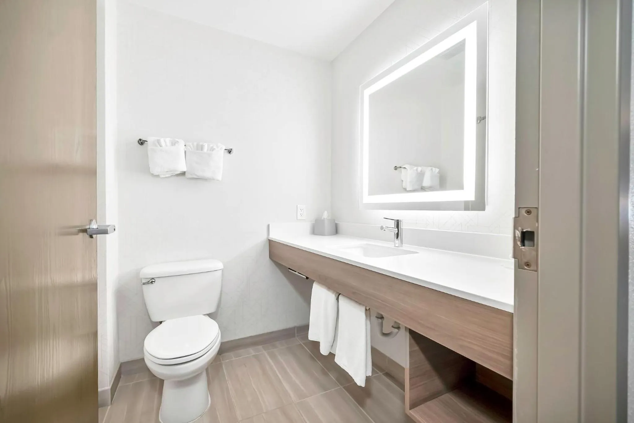 Photo of the whole room in Holiday Inn Express Palestine by IHG