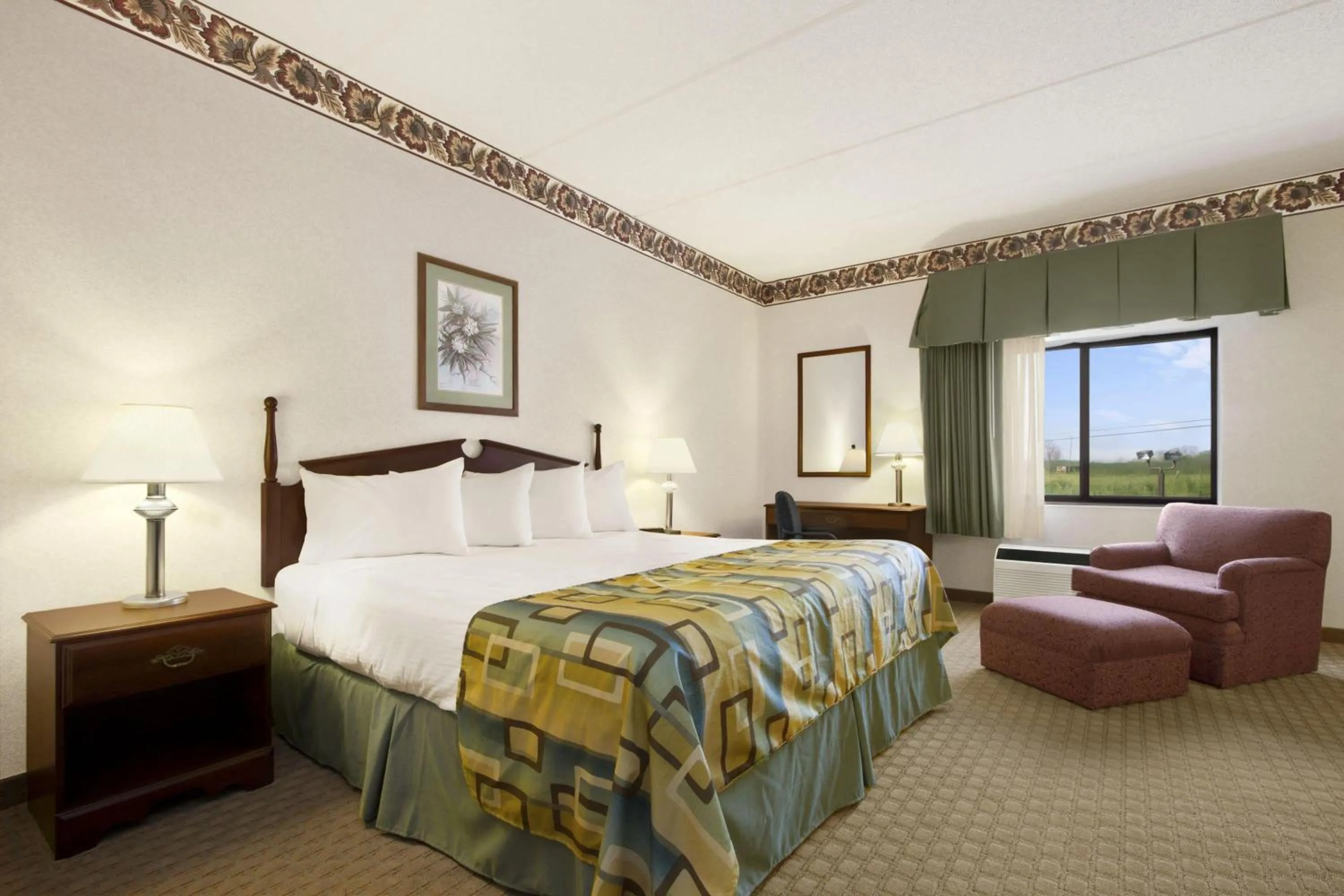 Photo of the whole room, Bed in Baymont by Wyndham Corbin