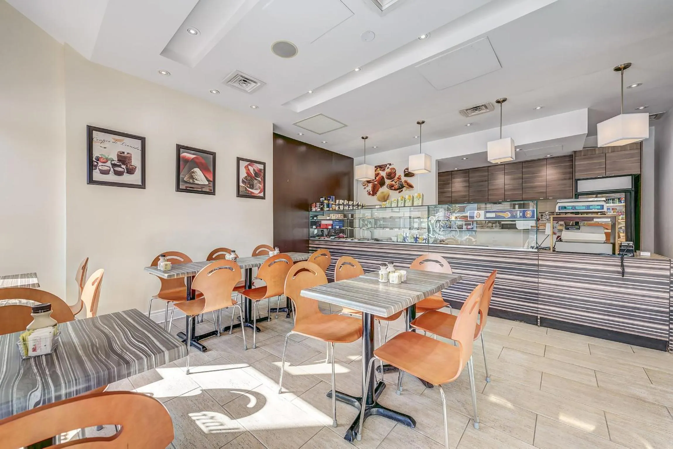 Restaurant/places to eat in Terrasse Royale Hotel