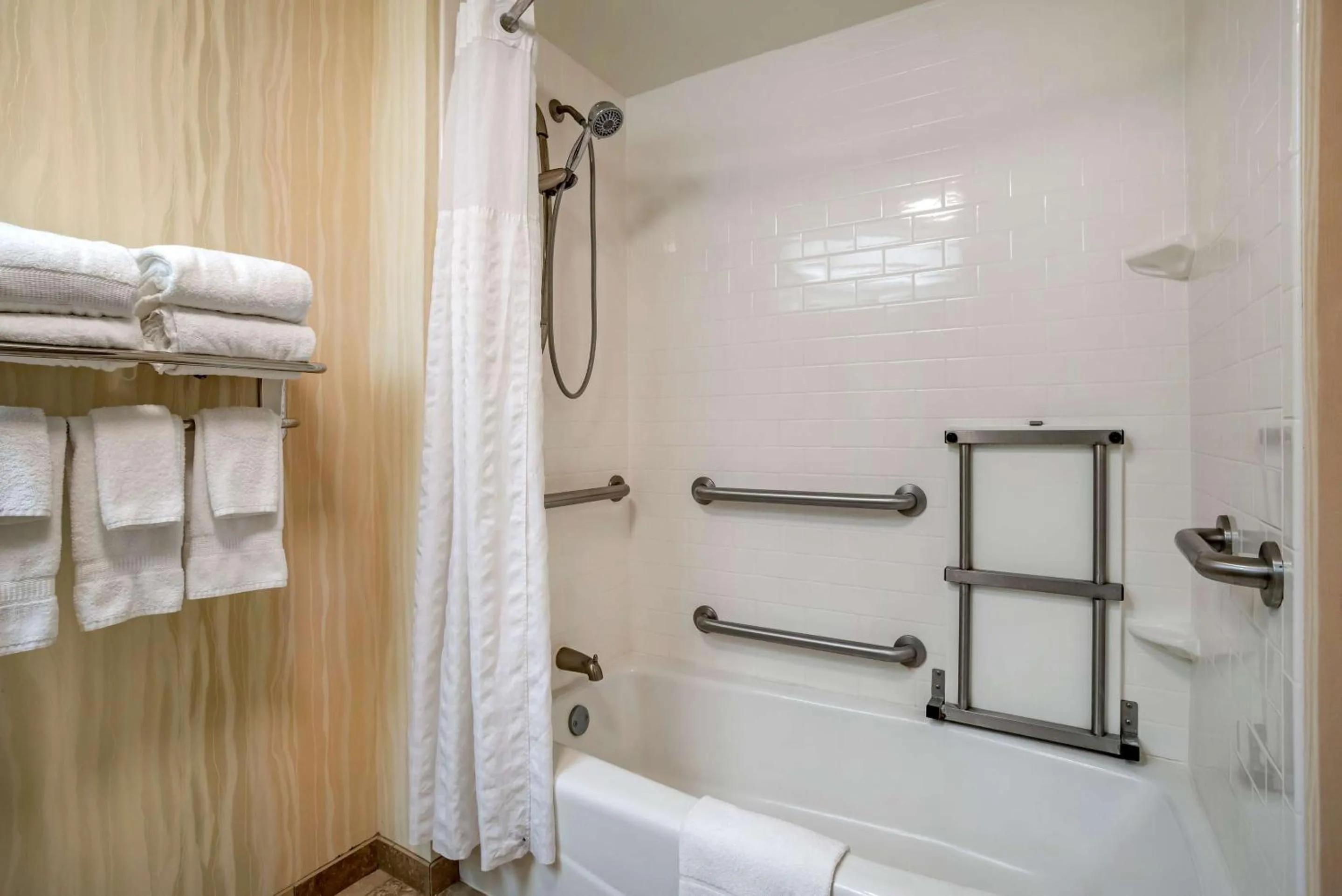 Bedroom in Comfort Inn & Suites Newark - Wilmington