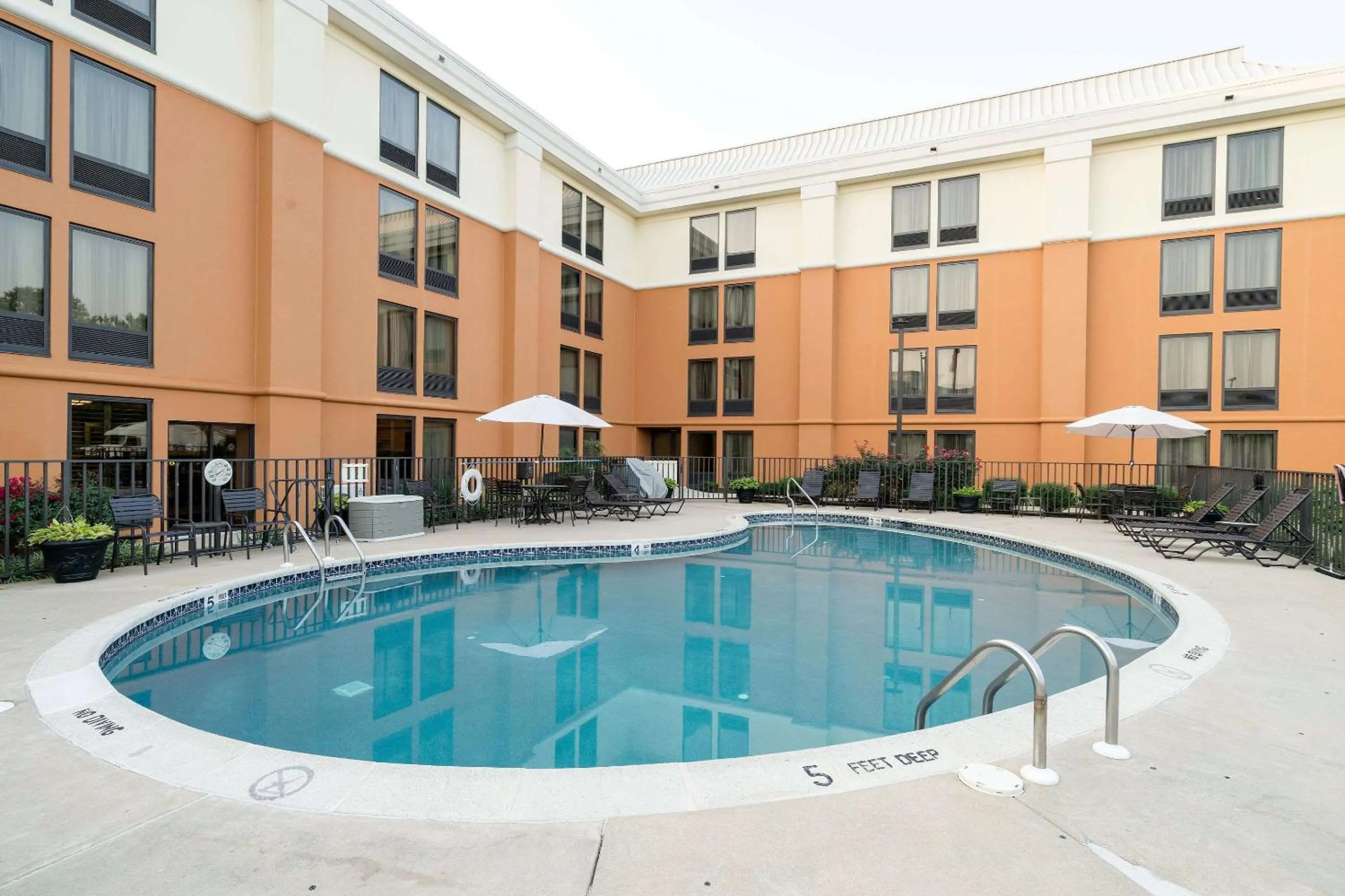 Swimming pool in Comfort Inn & Suites Newark - Wilmington