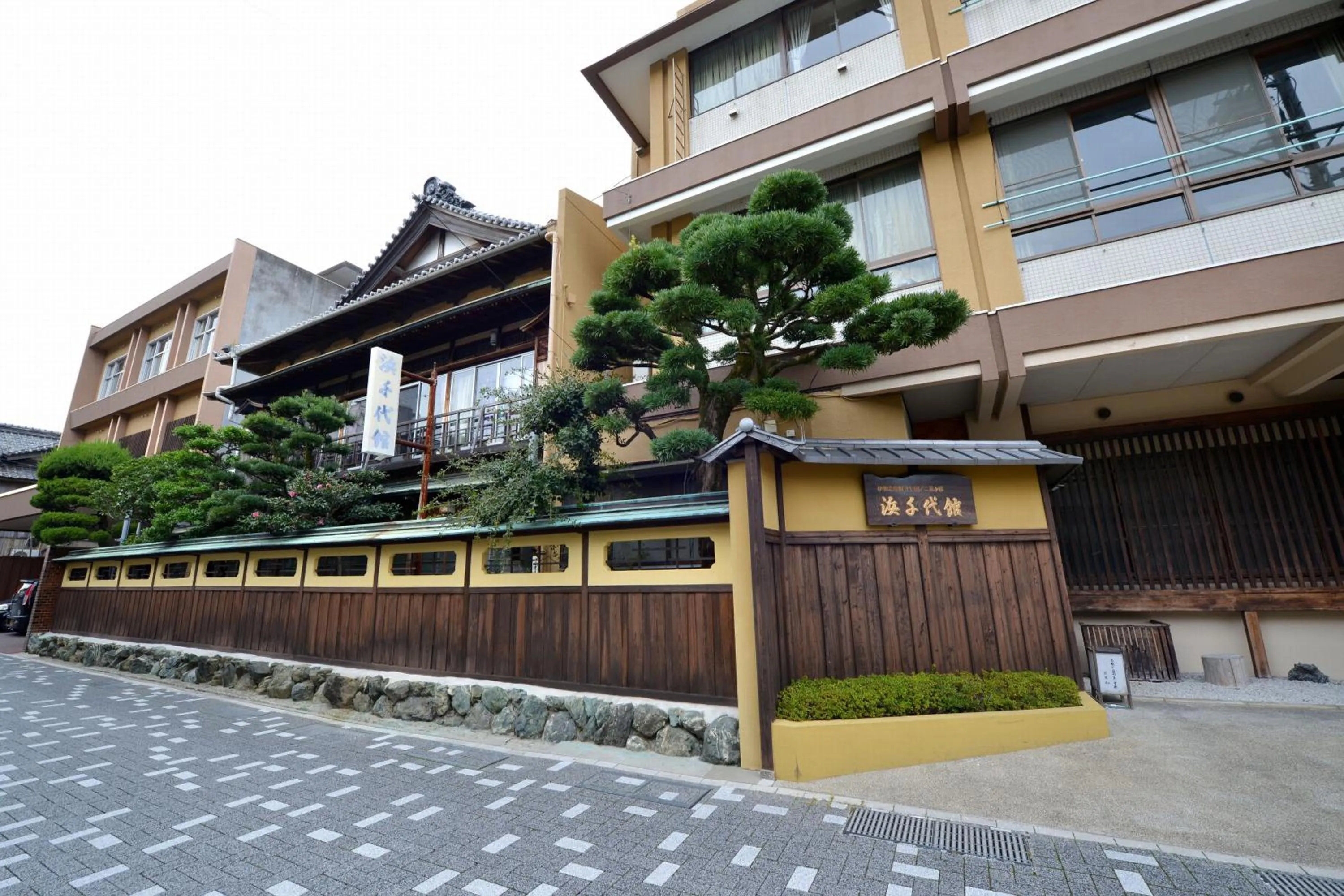 Property building in Hamachiyokan
