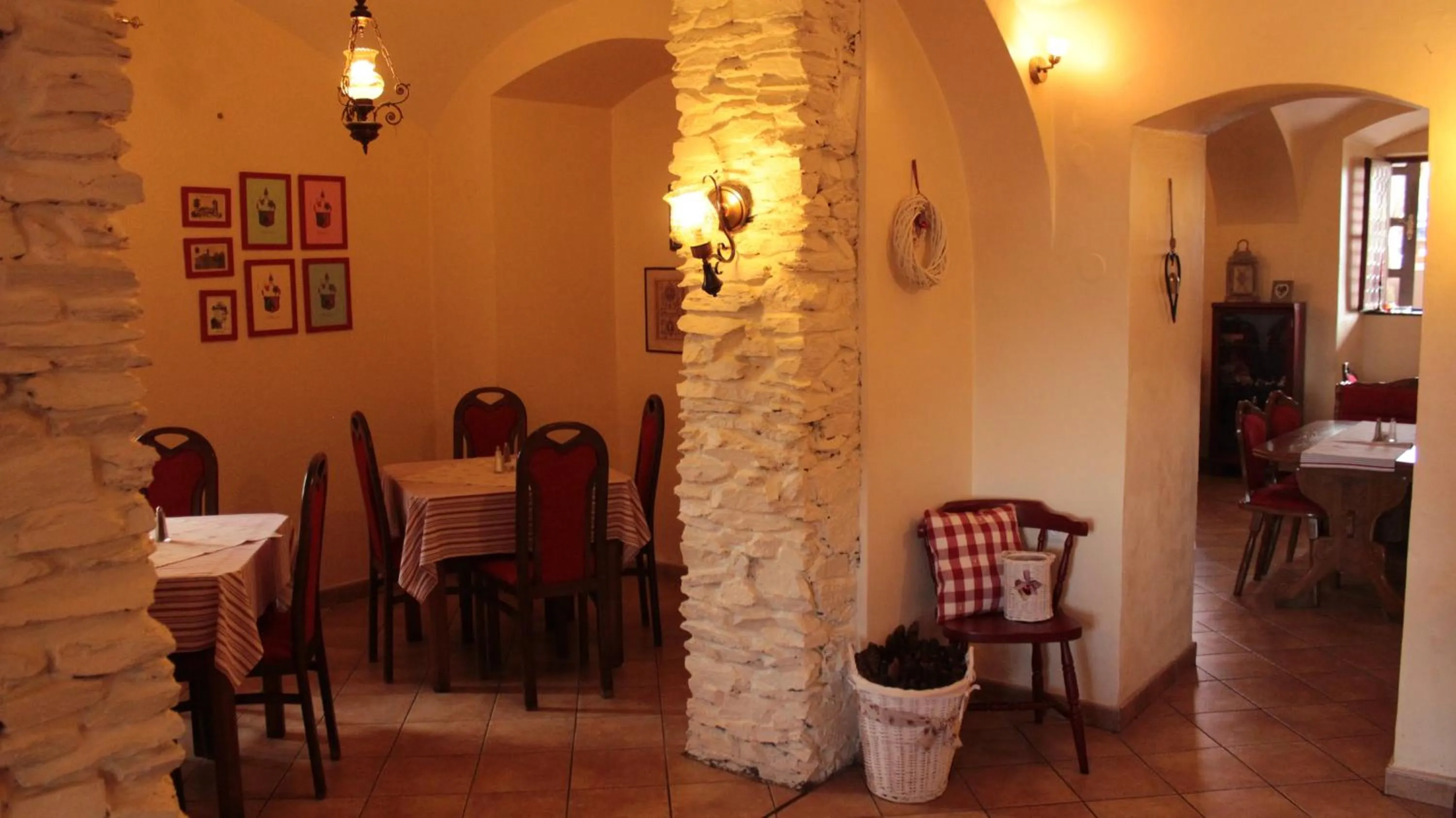 Restaurant/places to eat in Garni Hotel St Anna