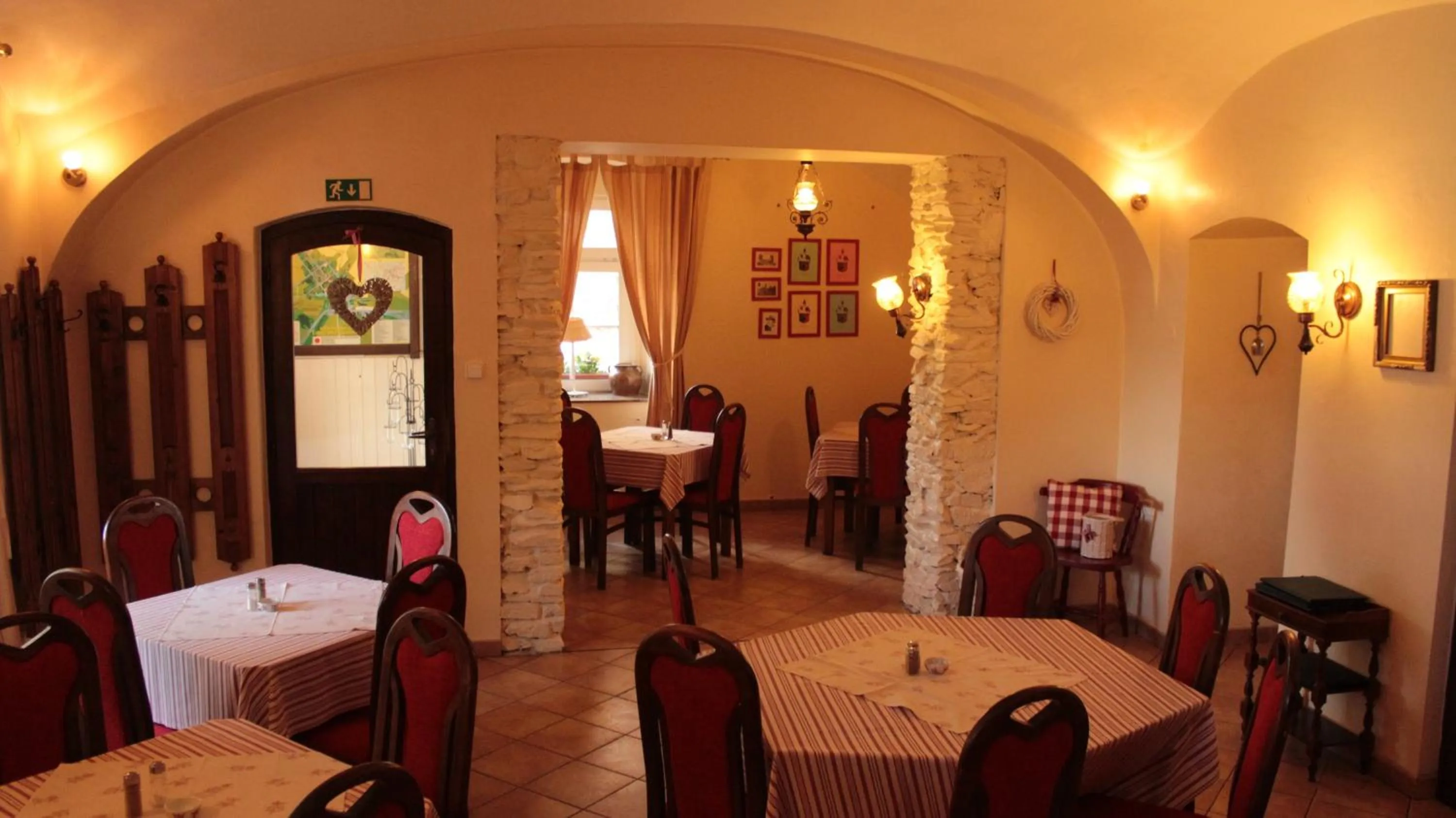 Restaurant/places to eat in Garni Hotel St Anna