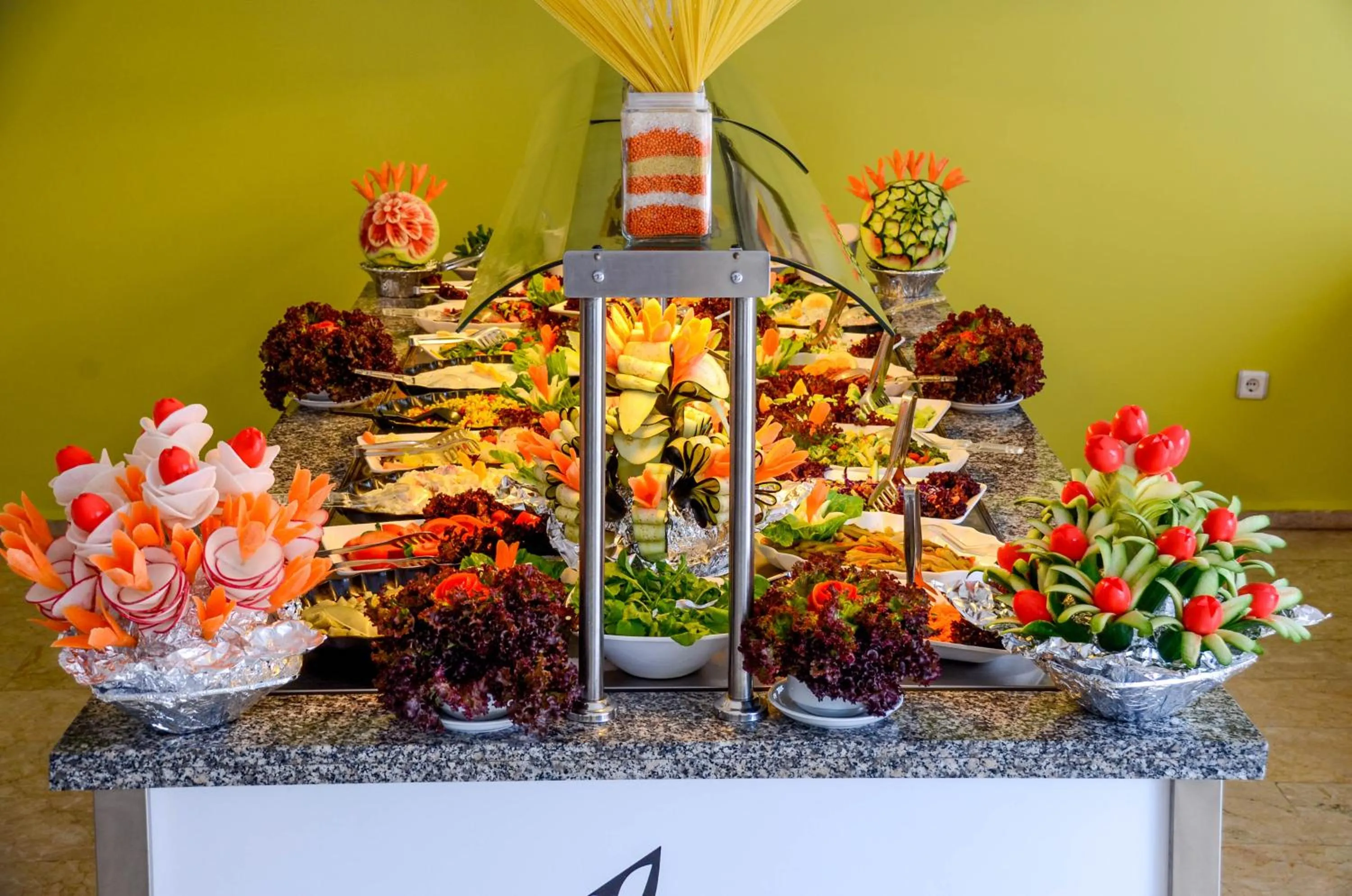 Restaurant/places to eat in Ark Apart and Suite Hotel