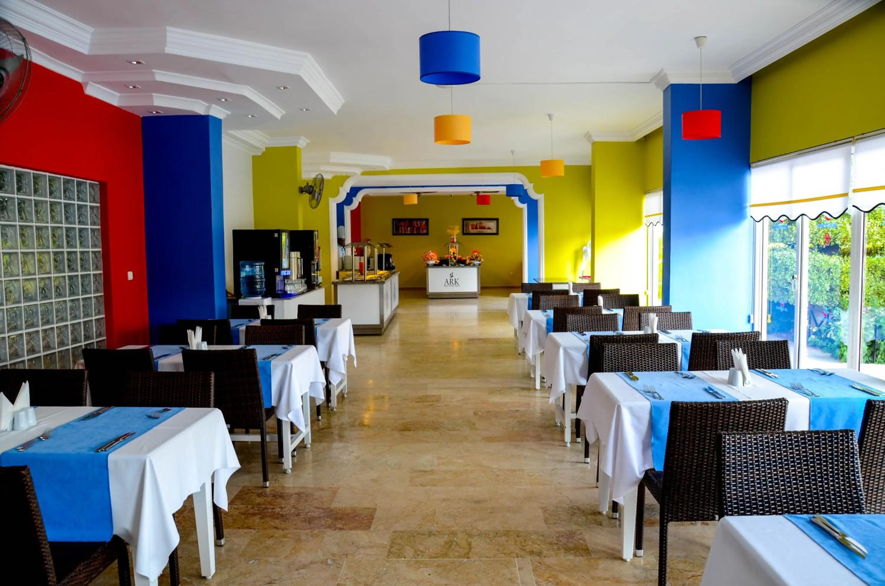 Restaurant/places to eat in Ark Apart and Suite Hotel